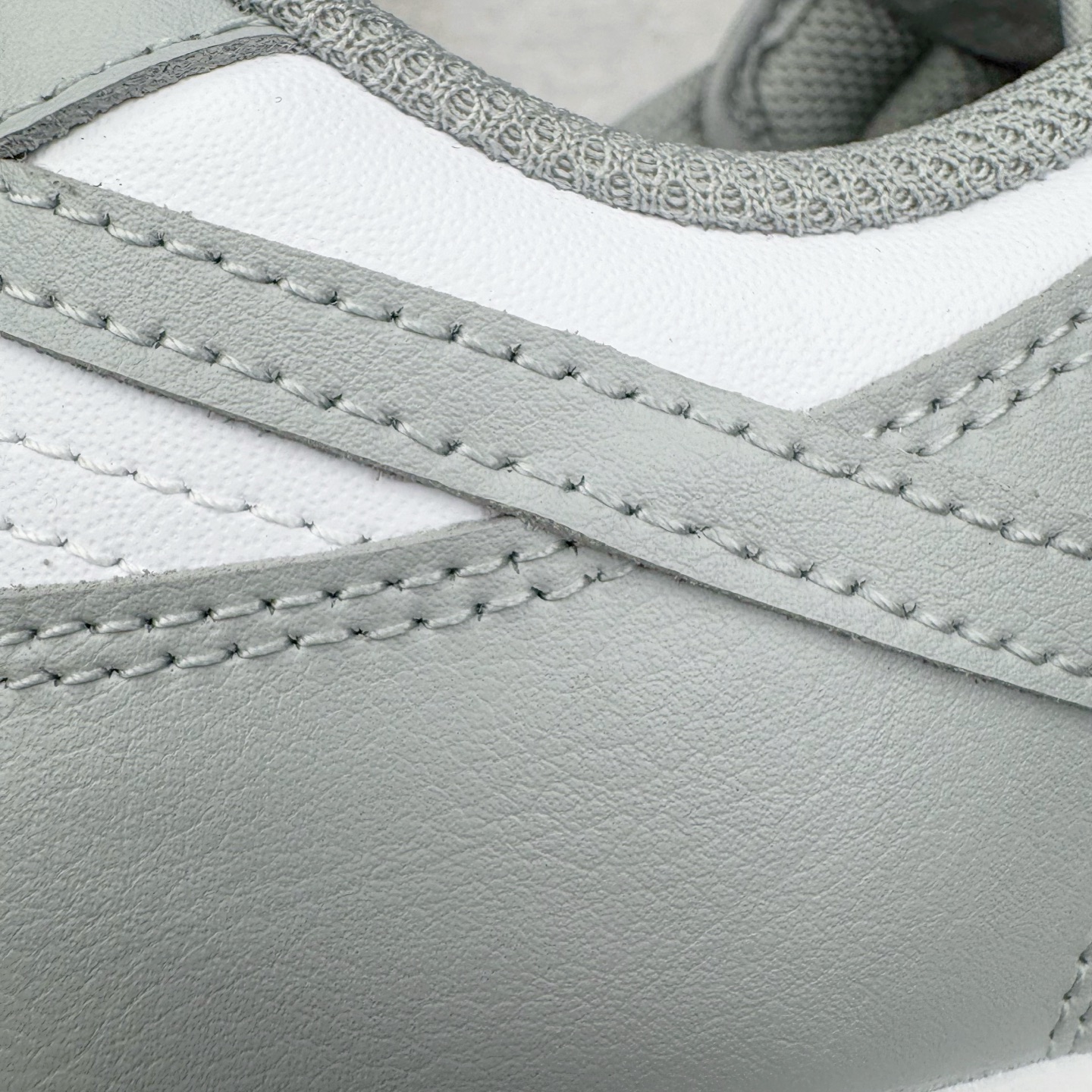 图片[14]-＃YC纯原 NK Dunk Low 灰白 HF5441-105 实力大厂出品 新配色陆续开发 利润个位数只为口碑 全套原纸板楦头开发 确保原汁原味 完美呈现DUNK版型 一比一鞋头弧度高度鞋身弧度 此版本只针对中端市场 皮料材质有所更替 其他数据细节工艺流程均保持一致 绝不口嗨 细节品控鞋型随意对比 独家私模官方第六代原厂航空铝磨具打磨大底 鞋头坡度极致还原 无解鞋型 原盒原配 圈内天花板工艺 原厂玻璃冲刀 超高清洁度 全鞋零毛边皮料切割 原厂中底布点胶 中底布拉帮走线遵循公司 尺码：40 40.5 41 42 42.5 43 44 44.5 45 46-选品中心