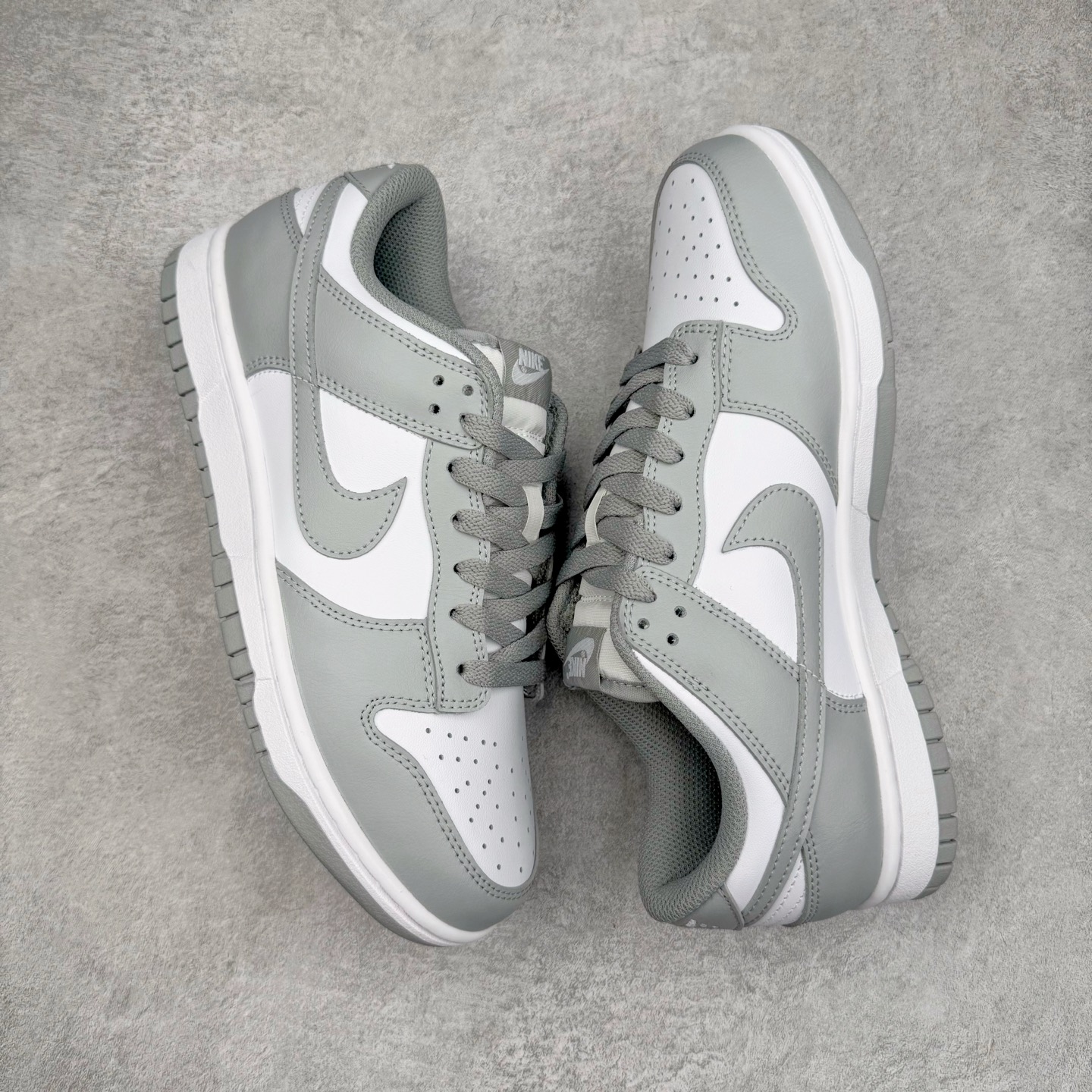 图片[3]-＃YC纯原 NK Dunk Low 灰白 HF5441-105 实力大厂出品 新配色陆续开发 利润个位数只为口碑 全套原纸板楦头开发 确保原汁原味 完美呈现DUNK版型 一比一鞋头弧度高度鞋身弧度 此版本只针对中端市场 皮料材质有所更替 其他数据细节工艺流程均保持一致 绝不口嗨 细节品控鞋型随意对比 独家私模官方第六代原厂航空铝磨具打磨大底 鞋头坡度极致还原 无解鞋型 原盒原配 圈内天花板工艺 原厂玻璃冲刀 超高清洁度 全鞋零毛边皮料切割 原厂中底布点胶 中底布拉帮走线遵循公司 尺码：40 40.5 41 42 42.5 43 44 44.5 45 46-选品中心