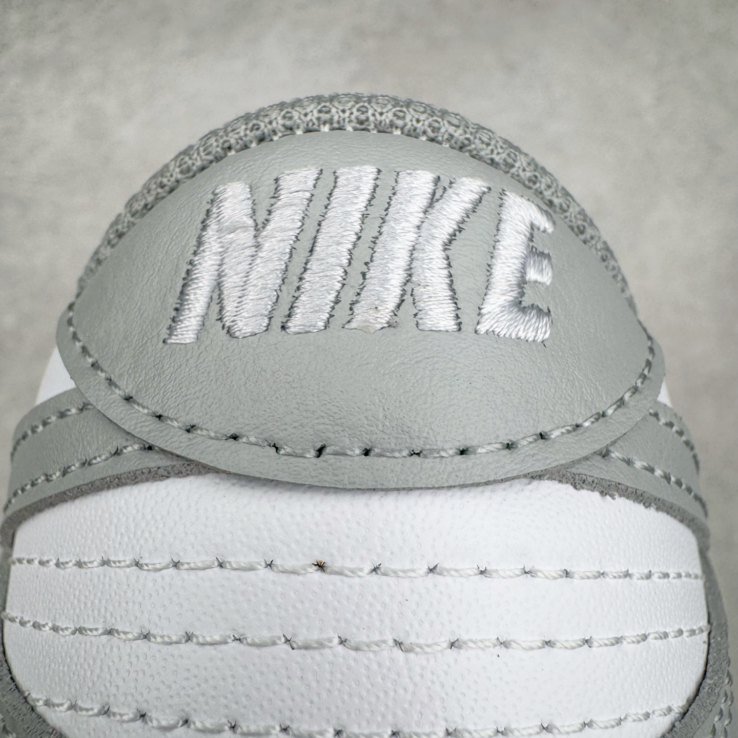 图片[10]-＃YC纯原 NK Dunk Low 灰白 HF5441-105 实力大厂出品 新配色陆续开发 利润个位数只为口碑 全套原纸板楦头开发 确保原汁原味 完美呈现DUNK版型 一比一鞋头弧度高度鞋身弧度 此版本只针对中端市场 皮料材质有所更替 其他数据细节工艺流程均保持一致 绝不口嗨 细节品控鞋型随意对比 独家私模官方第六代原厂航空铝磨具打磨大底 鞋头坡度极致还原 无解鞋型 原盒原配 圈内天花板工艺 原厂玻璃冲刀 超高清洁度 全鞋零毛边皮料切割 原厂中底布点胶 中底布拉帮走线遵循公司 尺码：40 40.5 41 42 42.5 43 44 44.5 45 46-选品中心