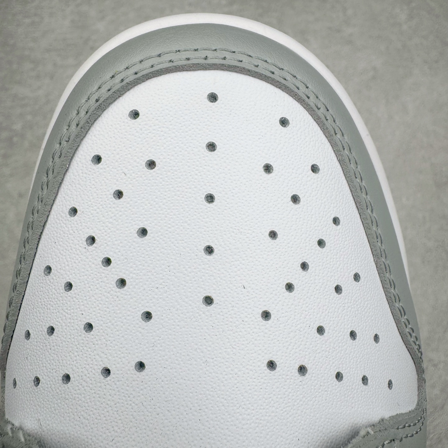 图片[15]-＃YC纯原 NK Dunk Low 灰白 HF5441-105 实力大厂出品 新配色陆续开发 利润个位数只为口碑 全套原纸板楦头开发 确保原汁原味 完美呈现DUNK版型 一比一鞋头弧度高度鞋身弧度 此版本只针对中端市场 皮料材质有所更替 其他数据细节工艺流程均保持一致 绝不口嗨 细节品控鞋型随意对比 独家私模官方第六代原厂航空铝磨具打磨大底 鞋头坡度极致还原 无解鞋型 原盒原配 圈内天花板工艺 原厂玻璃冲刀 超高清洁度 全鞋零毛边皮料切割 原厂中底布点胶 中底布拉帮走线遵循公司 尺码：40 40.5 41 42 42.5 43 44 44.5 45 46-选品中心