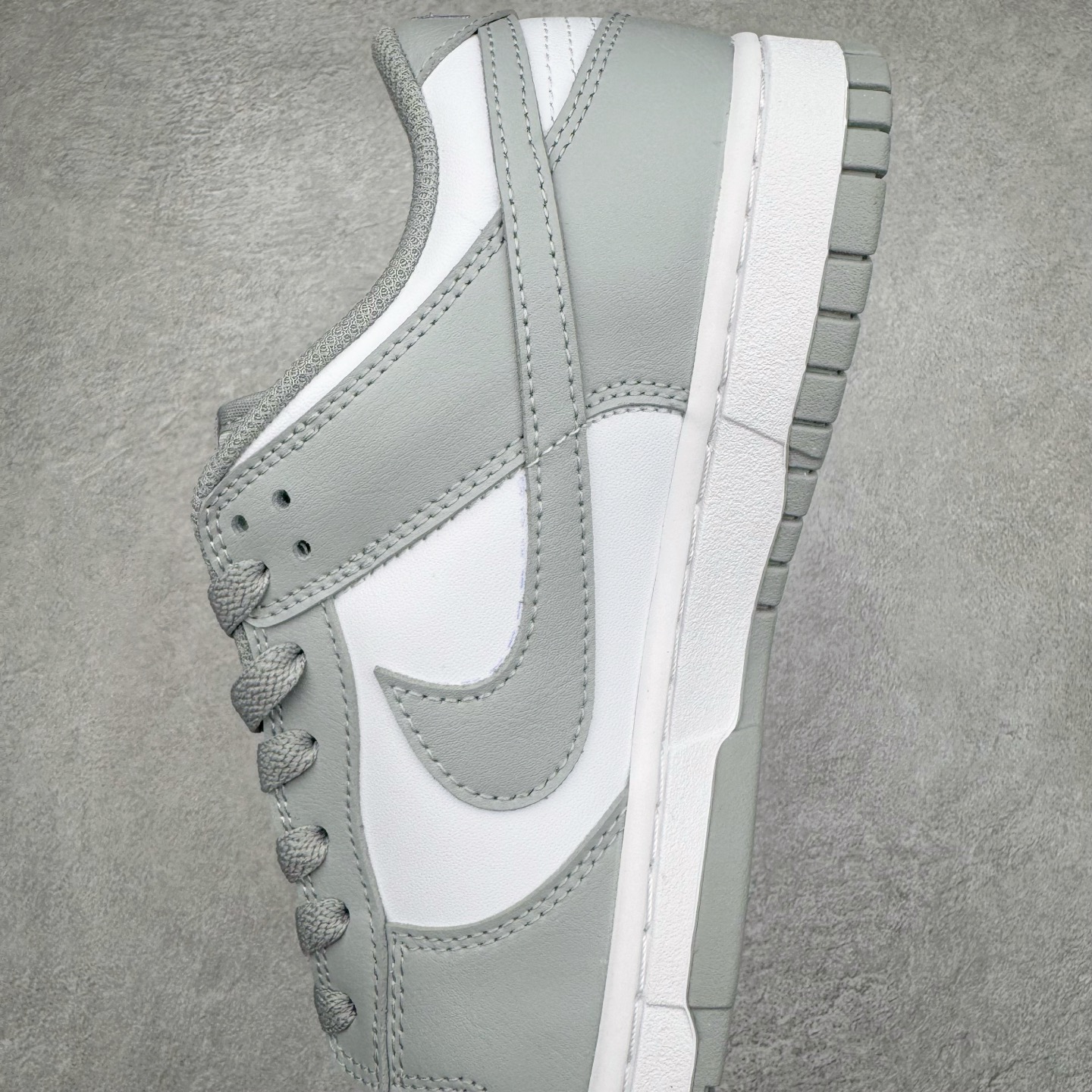 图片[7]-＃YC纯原 NK Dunk Low 灰白 HF5441-105 实力大厂出品 新配色陆续开发 利润个位数只为口碑 全套原纸板楦头开发 确保原汁原味 完美呈现DUNK版型 一比一鞋头弧度高度鞋身弧度 此版本只针对中端市场 皮料材质有所更替 其他数据细节工艺流程均保持一致 绝不口嗨 细节品控鞋型随意对比 独家私模官方第六代原厂航空铝磨具打磨大底 鞋头坡度极致还原 无解鞋型 原盒原配 圈内天花板工艺 原厂玻璃冲刀 超高清洁度 全鞋零毛边皮料切割 原厂中底布点胶 中底布拉帮走线遵循公司 尺码：40 40.5 41 42 42.5 43 44 44.5 45 46-选品中心