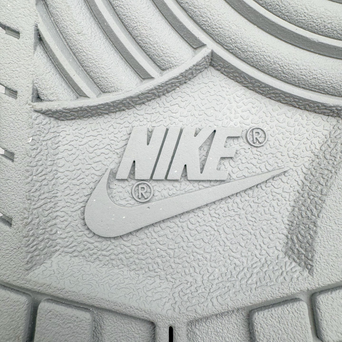 图片[11]-＃YC纯原 NK Dunk Low 灰白 HF5441-105 实力大厂出品 新配色陆续开发 利润个位数只为口碑 全套原纸板楦头开发 确保原汁原味 完美呈现DUNK版型 一比一鞋头弧度高度鞋身弧度 此版本只针对中端市场 皮料材质有所更替 其他数据细节工艺流程均保持一致 绝不口嗨 细节品控鞋型随意对比 独家私模官方第六代原厂航空铝磨具打磨大底 鞋头坡度极致还原 无解鞋型 原盒原配 圈内天花板工艺 原厂玻璃冲刀 超高清洁度 全鞋零毛边皮料切割 原厂中底布点胶 中底布拉帮走线遵循公司 尺码：40 40.5 41 42 42.5 43 44 44.5 45 46-选品中心