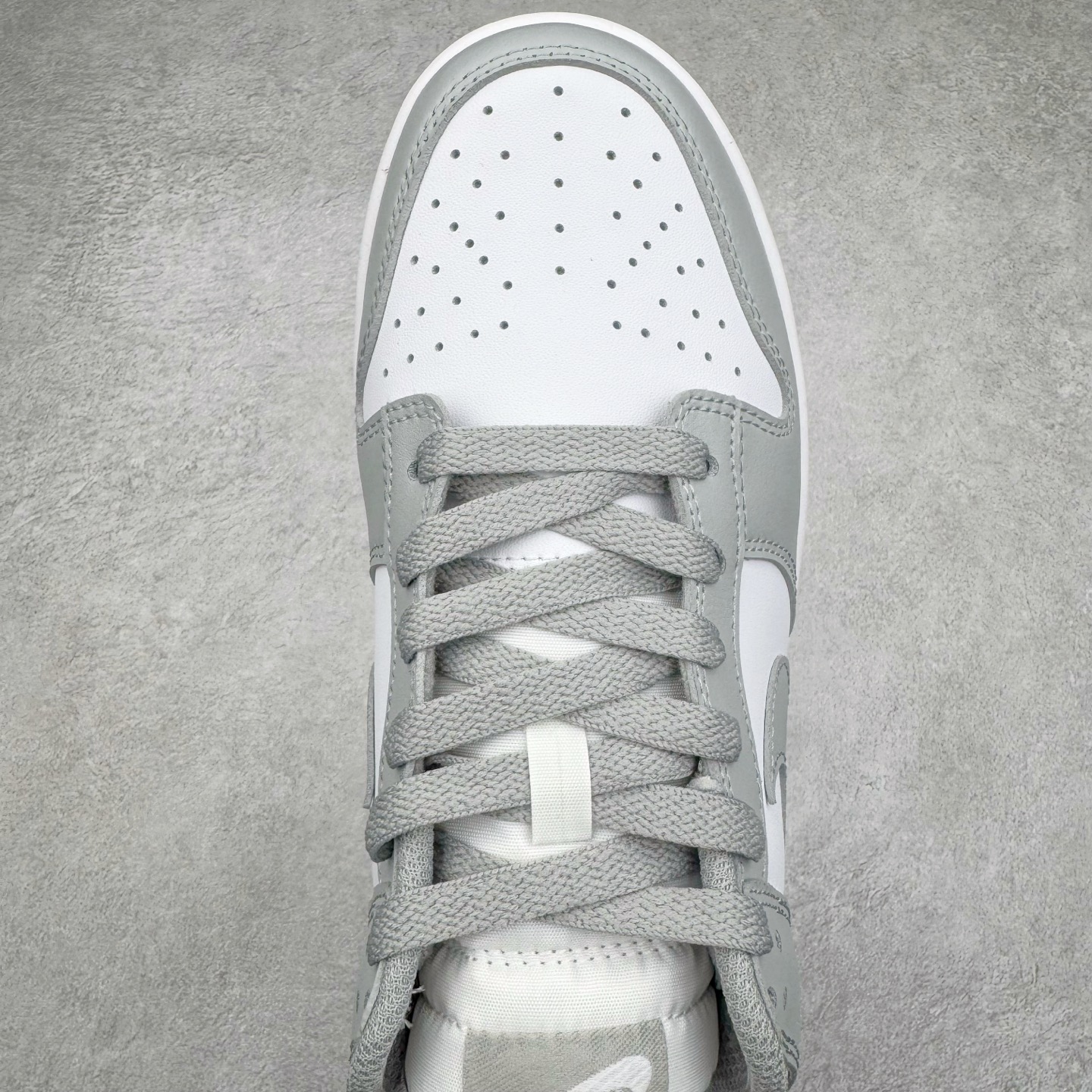 图片[4]-＃YC纯原 NK Dunk Low 灰白 HF5441-105 实力大厂出品 新配色陆续开发 利润个位数只为口碑 全套原纸板楦头开发 确保原汁原味 完美呈现DUNK版型 一比一鞋头弧度高度鞋身弧度 此版本只针对中端市场 皮料材质有所更替 其他数据细节工艺流程均保持一致 绝不口嗨 细节品控鞋型随意对比 独家私模官方第六代原厂航空铝磨具打磨大底 鞋头坡度极致还原 无解鞋型 原盒原配 圈内天花板工艺 原厂玻璃冲刀 超高清洁度 全鞋零毛边皮料切割 原厂中底布点胶 中底布拉帮走线遵循公司 尺码：40 40.5 41 42 42.5 43 44 44.5 45 46-选品中心