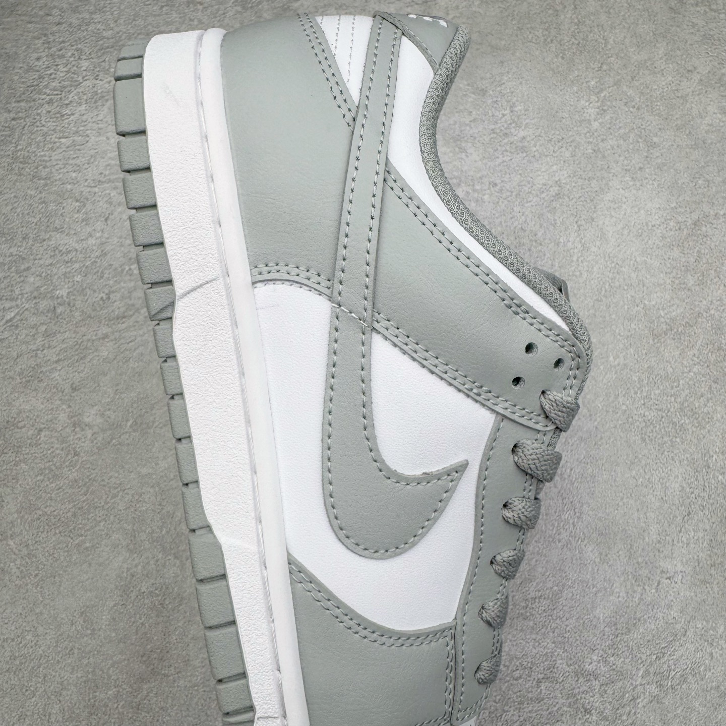 图片[6]-＃YC纯原 NK Dunk Low 灰白 HF5441-105 实力大厂出品 新配色陆续开发 利润个位数只为口碑 全套原纸板楦头开发 确保原汁原味 完美呈现DUNK版型 一比一鞋头弧度高度鞋身弧度 此版本只针对中端市场 皮料材质有所更替 其他数据细节工艺流程均保持一致 绝不口嗨 细节品控鞋型随意对比 独家私模官方第六代原厂航空铝磨具打磨大底 鞋头坡度极致还原 无解鞋型 原盒原配 圈内天花板工艺 原厂玻璃冲刀 超高清洁度 全鞋零毛边皮料切割 原厂中底布点胶 中底布拉帮走线遵循公司 尺码：40 40.5 41 42 42.5 43 44 44.5 45 46-选品中心