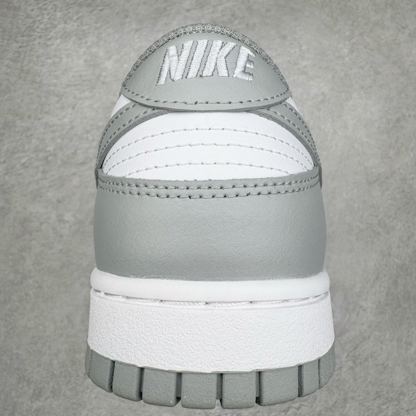 图片[8]-＃YC纯原 NK Dunk Low 灰白 HF5441-105 实力大厂出品 新配色陆续开发 利润个位数只为口碑 全套原纸板楦头开发 确保原汁原味 完美呈现DUNK版型 一比一鞋头弧度高度鞋身弧度 此版本只针对中端市场 皮料材质有所更替 其他数据细节工艺流程均保持一致 绝不口嗨 细节品控鞋型随意对比 独家私模官方第六代原厂航空铝磨具打磨大底 鞋头坡度极致还原 无解鞋型 原盒原配 圈内天花板工艺 原厂玻璃冲刀 超高清洁度 全鞋零毛边皮料切割 原厂中底布点胶 中底布拉帮走线遵循公司 尺码：40 40.5 41 42 42.5 43 44 44.5 45 46-选品中心