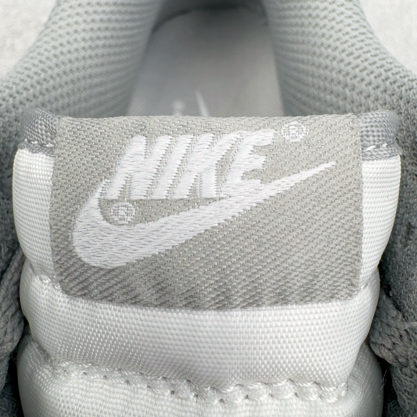 图片[16]-＃YC纯原 NK Dunk Low 灰白 HF5441-105 实力大厂出品 新配色陆续开发 利润个位数只为口碑 全套原纸板楦头开发 确保原汁原味 完美呈现DUNK版型 一比一鞋头弧度高度鞋身弧度 此版本只针对中端市场 皮料材质有所更替 其他数据细节工艺流程均保持一致 绝不口嗨 细节品控鞋型随意对比 独家私模官方第六代原厂航空铝磨具打磨大底 鞋头坡度极致还原 无解鞋型 原盒原配 圈内天花板工艺 原厂玻璃冲刀 超高清洁度 全鞋零毛边皮料切割 原厂中底布点胶 中底布拉帮走线遵循公司 尺码：40 40.5 41 42 42.5 43 44 44.5 45 46-选品中心