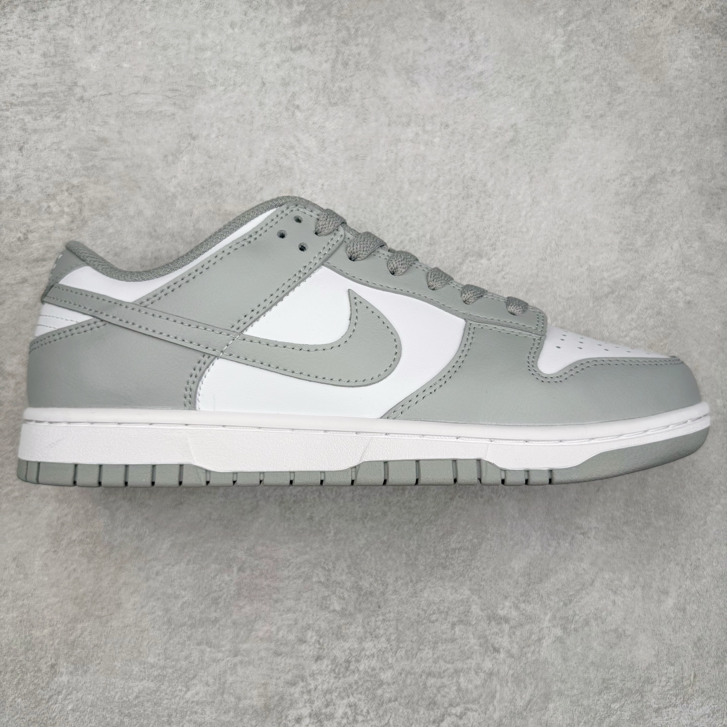 ＃YC纯原 NK Dunk Low 灰白 HF5441-105 实力大厂出品 新配色陆续开发 利润个位数只为口碑 全套原纸板楦头开发 确保原汁原味 完美呈现DUNK版型 一比一鞋头弧度高度鞋身弧度 此版本只针对中端市场 皮料材质有所更替 其他数据细节工艺流程均保持一致 绝不口嗨 细节品控鞋型随意对比 独家私模官方第六代原厂航空铝磨具打磨大底 鞋头坡度极致还原 无解鞋型 原盒原配 圈内天花板工艺 原厂玻璃冲刀 超高清洁度 全鞋零毛边皮料切割 原厂中底布点胶 中底布拉帮走线遵循公司 尺码：40 40.5 41 42 42.5 43 44 44.5 45 46-选品中心