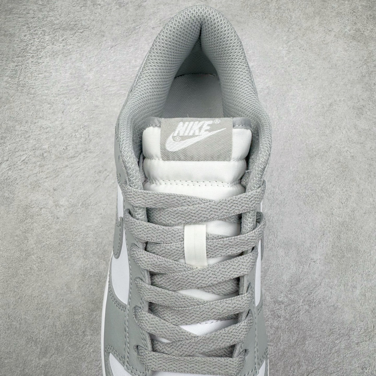 图片[5]-＃YC纯原 NK Dunk Low 灰白 HF5441-105 实力大厂出品 新配色陆续开发 利润个位数只为口碑 全套原纸板楦头开发 确保原汁原味 完美呈现DUNK版型 一比一鞋头弧度高度鞋身弧度 此版本只针对中端市场 皮料材质有所更替 其他数据细节工艺流程均保持一致 绝不口嗨 细节品控鞋型随意对比 独家私模官方第六代原厂航空铝磨具打磨大底 鞋头坡度极致还原 无解鞋型 原盒原配 圈内天花板工艺 原厂玻璃冲刀 超高清洁度 全鞋零毛边皮料切割 原厂中底布点胶 中底布拉帮走线遵循公司 尺码：40 40.5 41 42 42.5 43 44 44.5 45 46-选品中心