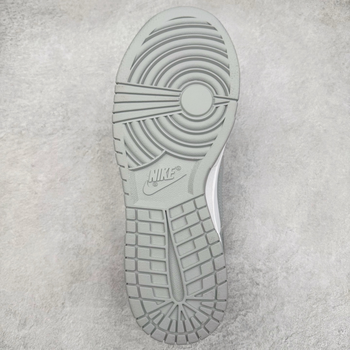 图片[9]-＃YC纯原 NK Dunk Low 灰白 HF5441-105 实力大厂出品 新配色陆续开发 利润个位数只为口碑 全套原纸板楦头开发 确保原汁原味 完美呈现DUNK版型 一比一鞋头弧度高度鞋身弧度 此版本只针对中端市场 皮料材质有所更替 其他数据细节工艺流程均保持一致 绝不口嗨 细节品控鞋型随意对比 独家私模官方第六代原厂航空铝磨具打磨大底 鞋头坡度极致还原 无解鞋型 原盒原配 圈内天花板工艺 原厂玻璃冲刀 超高清洁度 全鞋零毛边皮料切割 原厂中底布点胶 中底布拉帮走线遵循公司 尺码：40 40.5 41 42 42.5 43 44 44.5 45 46-选品中心