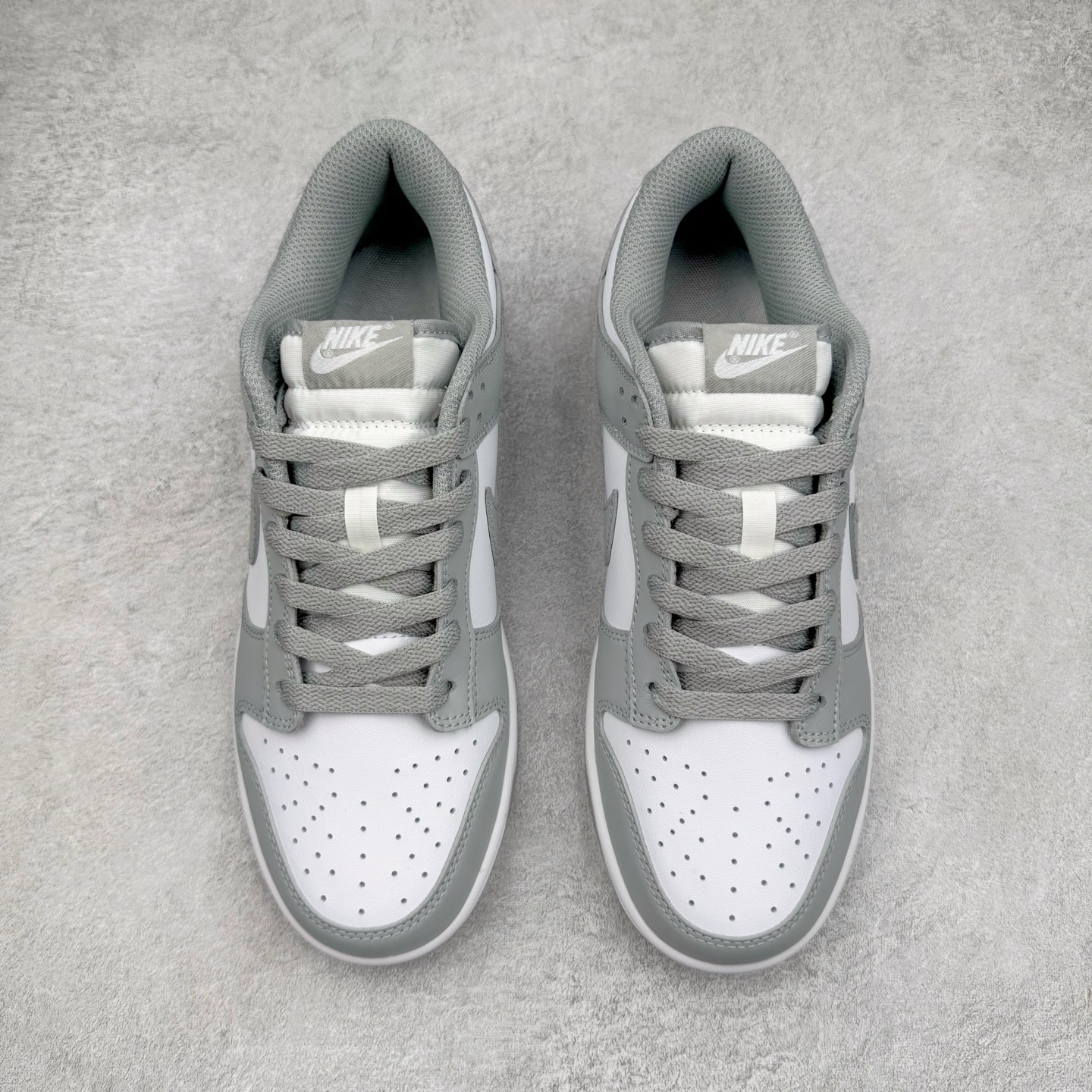 图片[2]-＃YC纯原 NK Dunk Low 灰白 HF5441-105 实力大厂出品 新配色陆续开发 利润个位数只为口碑 全套原纸板楦头开发 确保原汁原味 完美呈现DUNK版型 一比一鞋头弧度高度鞋身弧度 此版本只针对中端市场 皮料材质有所更替 其他数据细节工艺流程均保持一致 绝不口嗨 细节品控鞋型随意对比 独家私模官方第六代原厂航空铝磨具打磨大底 鞋头坡度极致还原 无解鞋型 原盒原配 圈内天花板工艺 原厂玻璃冲刀 超高清洁度 全鞋零毛边皮料切割 原厂中底布点胶 中底布拉帮走线遵循公司 尺码：40 40.5 41 42 42.5 43 44 44.5 45 46-选品中心