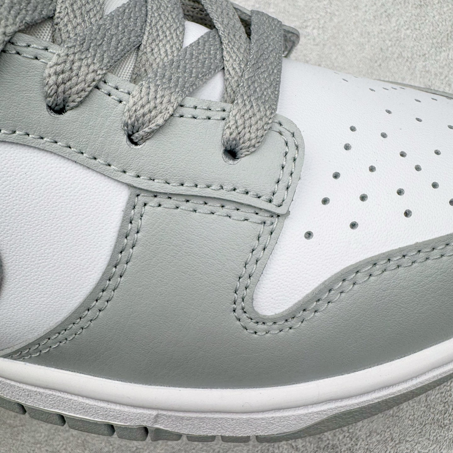 图片[12]-＃YC纯原 NK Dunk Low 灰白 HF5441-105 实力大厂出品 新配色陆续开发 利润个位数只为口碑 全套原纸板楦头开发 确保原汁原味 完美呈现DUNK版型 一比一鞋头弧度高度鞋身弧度 此版本只针对中端市场 皮料材质有所更替 其他数据细节工艺流程均保持一致 绝不口嗨 细节品控鞋型随意对比 独家私模官方第六代原厂航空铝磨具打磨大底 鞋头坡度极致还原 无解鞋型 原盒原配 圈内天花板工艺 原厂玻璃冲刀 超高清洁度 全鞋零毛边皮料切割 原厂中底布点胶 中底布拉帮走线遵循公司 尺码：40 40.5 41 42 42.5 43 44 44.5 45 46-选品中心