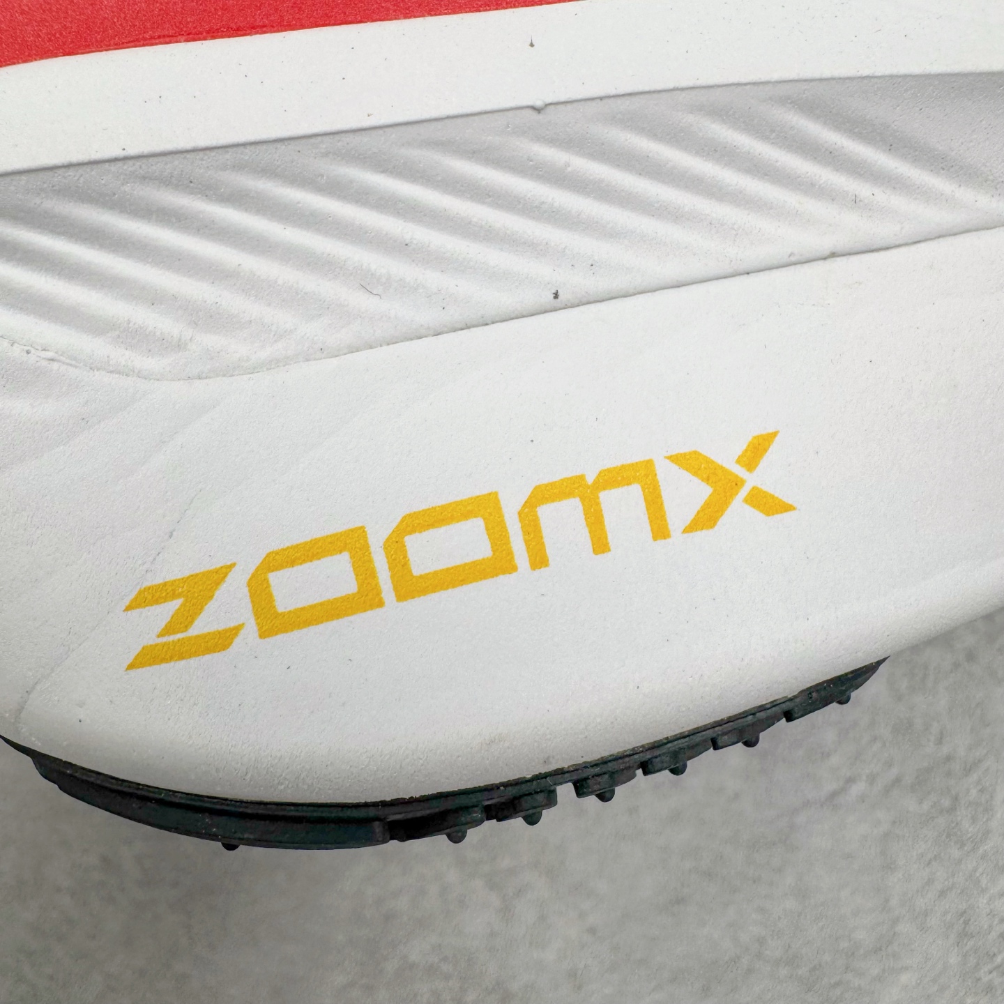 图片[16]-＃TG纯原 NK ZoomX Invincible Run Flyknit 6 轻量跑鞋 飞织低帮休闲运动慢跑鞋 厚底增高 老爹鞋 此鞋专为短跑运动员而生 是为 5 至 10 公里距离的赛事和训练打造 整体设计采用流线型的轻质工程网眼材质构成鞋面 并与其他 Running 旗舰鞋款同样搭载全脚掌 ZoomX 缓冲中底 搭配 Pebax 物料与橡胶外底 ZoomX StreakFly 首发配色以Prototype呈现 其灵感是来自开发期间的磨损测试 透过编号的标记与内侧的预期跑步距离突出研发过程 货号： HQ3498-100 尺码：36 36.5 37.5 38 38.5 39 40 40.5 41 42 42.5 43 44 45-选品中心