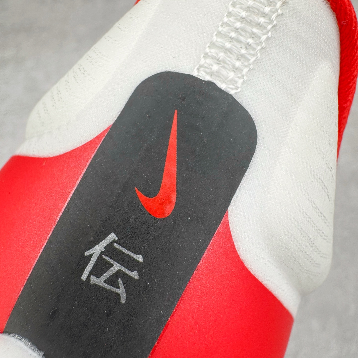 图片[13]-＃TG纯原 NK ZoomX Invincible Run Flyknit 6 轻量跑鞋 飞织低帮休闲运动慢跑鞋 厚底增高 老爹鞋 此鞋专为短跑运动员而生 是为 5 至 10 公里距离的赛事和训练打造 整体设计采用流线型的轻质工程网眼材质构成鞋面 并与其他 Running 旗舰鞋款同样搭载全脚掌 ZoomX 缓冲中底 搭配 Pebax 物料与橡胶外底 ZoomX StreakFly 首发配色以Prototype呈现 其灵感是来自开发期间的磨损测试 透过编号的标记与内侧的预期跑步距离突出研发过程 货号： HQ3498-100 尺码：36 36.5 37.5 38 38.5 39 40 40.5 41 42 42.5 43 44 45-选品中心