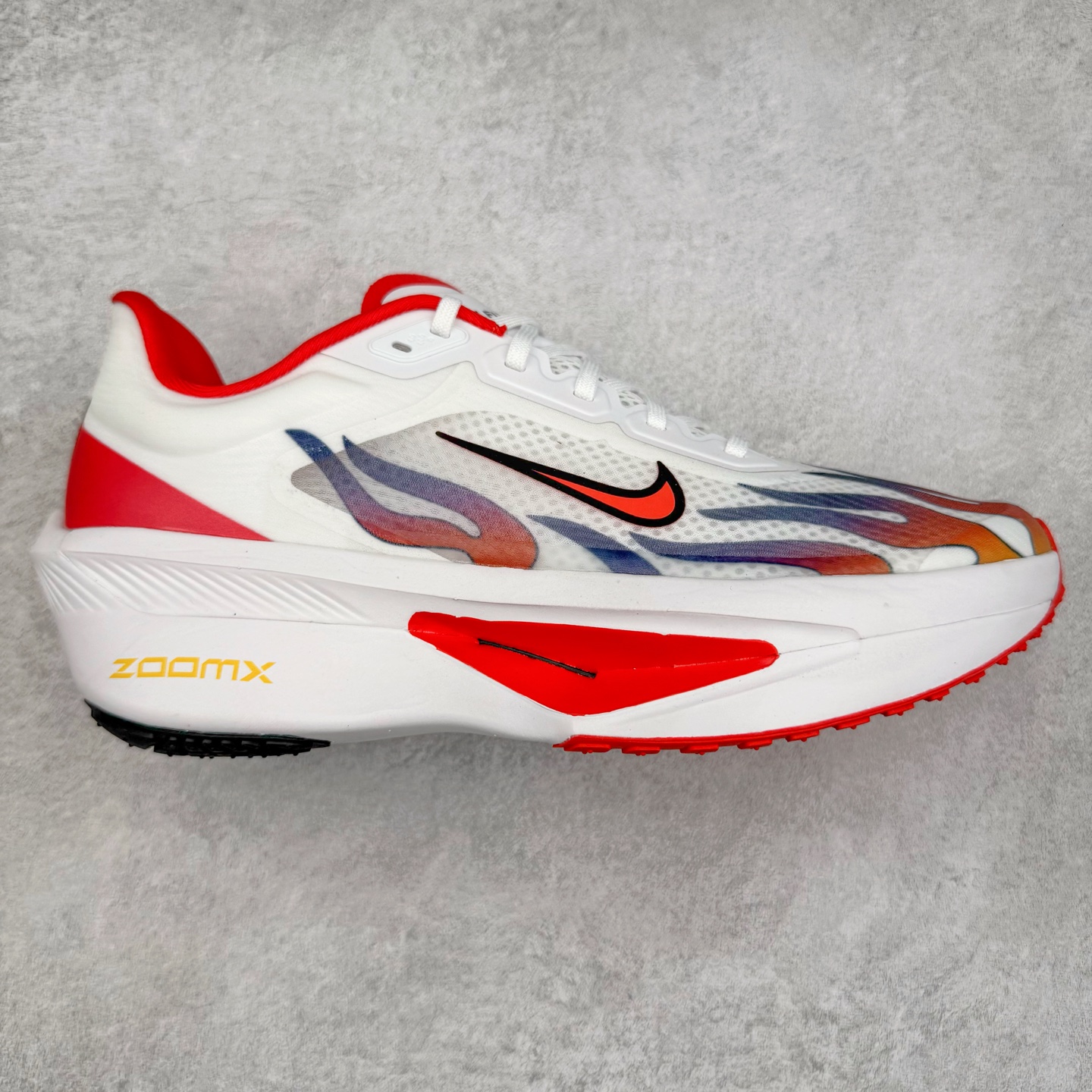 ＃TG纯原 NK ZoomX Invincible Run Flyknit 6 轻量跑鞋 飞织低帮休闲运动慢跑鞋 厚底增高 老爹鞋 此鞋专为短跑运动员而生 是为 5 至 10 公里距离的赛事和训练打造 整体设计采用流线型的轻质工程网眼材质构成鞋面 并与其他 Running 旗舰鞋款同样搭载全脚掌 ZoomX 缓冲中底 搭配 Pebax 物料与橡胶外底 ZoomX StreakFly 首发配色以Prototype呈现 其灵感是来自开发期间的磨损测试 透过编号的标记与内侧的预期跑步距离突出研发过程 货号： HQ3498-100 尺码：36 36.5 37.5 38 38.5 39 40 40.5 41 42 42.5 43 44 45-选品中心