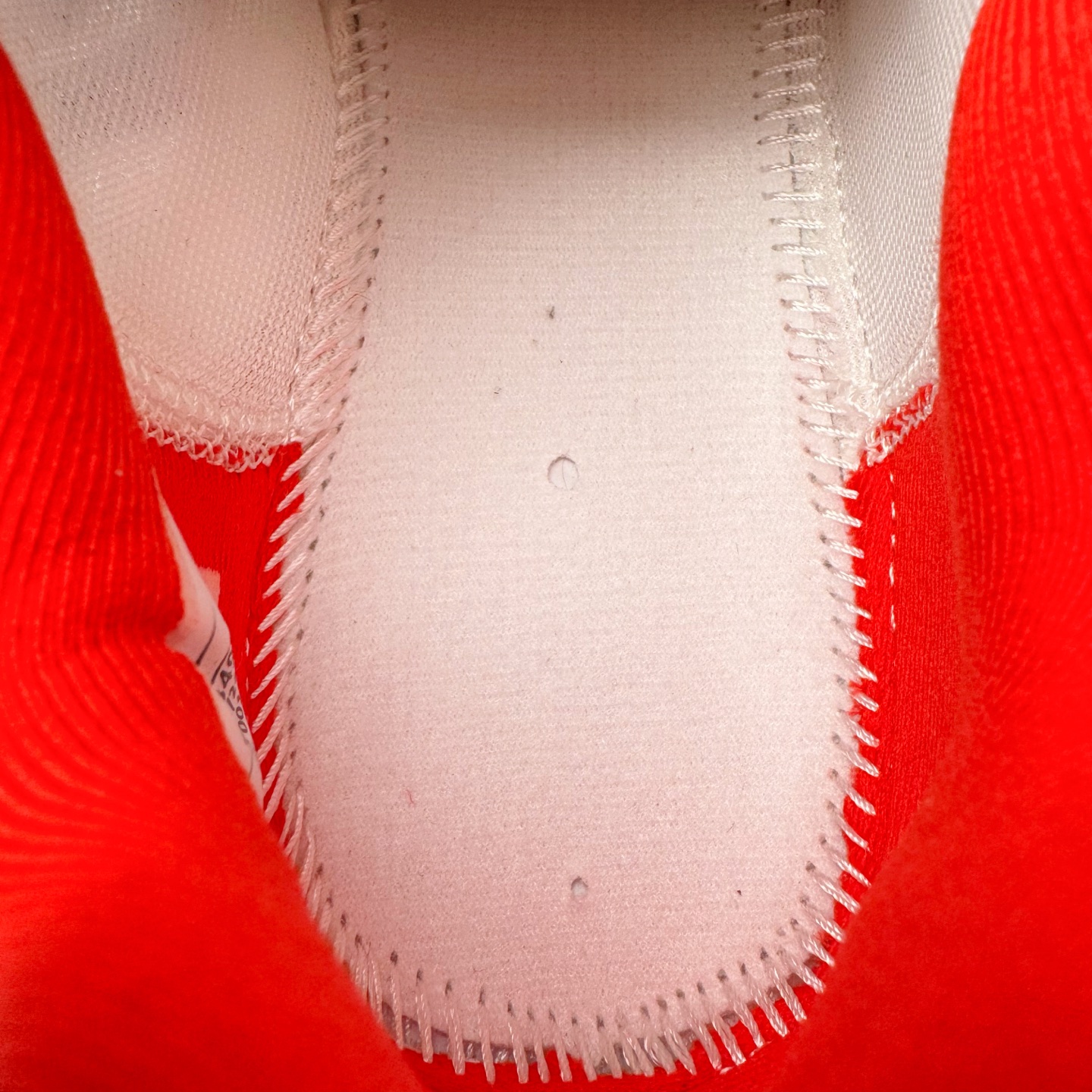 图片[10]-＃TG纯原 NK ZoomX Invincible Run Flyknit 6 轻量跑鞋 飞织低帮休闲运动慢跑鞋 厚底增高 老爹鞋 此鞋专为短跑运动员而生 是为 5 至 10 公里距离的赛事和训练打造 整体设计采用流线型的轻质工程网眼材质构成鞋面 并与其他 Running 旗舰鞋款同样搭载全脚掌 ZoomX 缓冲中底 搭配 Pebax 物料与橡胶外底 ZoomX StreakFly 首发配色以Prototype呈现 其灵感是来自开发期间的磨损测试 透过编号的标记与内侧的预期跑步距离突出研发过程 货号： HQ3498-100 尺码：36 36.5 37.5 38 38.5 39 40 40.5 41 42 42.5 43 44 45-选品中心