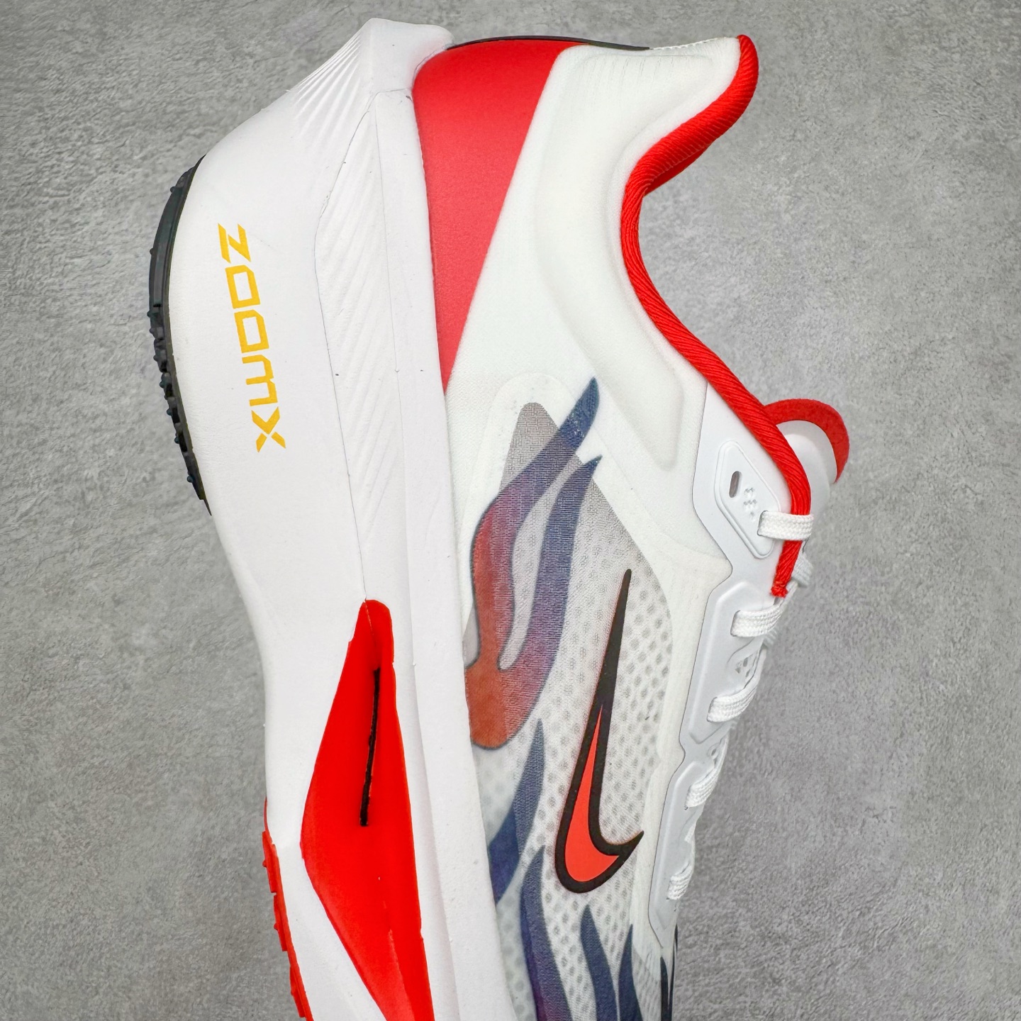 图片[6]-＃TG纯原 NK ZoomX Invincible Run Flyknit 6 轻量跑鞋 飞织低帮休闲运动慢跑鞋 厚底增高 老爹鞋 此鞋专为短跑运动员而生 是为 5 至 10 公里距离的赛事和训练打造 整体设计采用流线型的轻质工程网眼材质构成鞋面 并与其他 Running 旗舰鞋款同样搭载全脚掌 ZoomX 缓冲中底 搭配 Pebax 物料与橡胶外底 ZoomX StreakFly 首发配色以Prototype呈现 其灵感是来自开发期间的磨损测试 透过编号的标记与内侧的预期跑步距离突出研发过程 货号： HQ3498-100 尺码：36 36.5 37.5 38 38.5 39 40 40.5 41 42 42.5 43 44 45-选品中心