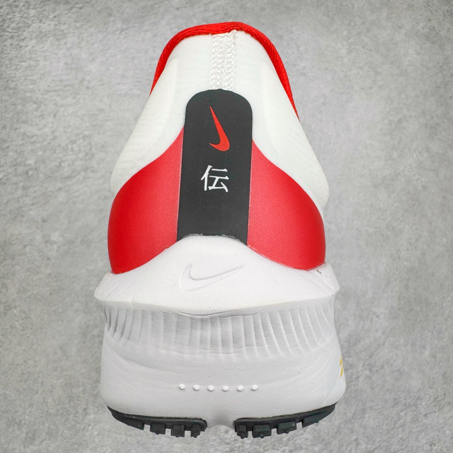 图片[8]-＃TG纯原 NK ZoomX Invincible Run Flyknit 6 轻量跑鞋 飞织低帮休闲运动慢跑鞋 厚底增高 老爹鞋 此鞋专为短跑运动员而生 是为 5 至 10 公里距离的赛事和训练打造 整体设计采用流线型的轻质工程网眼材质构成鞋面 并与其他 Running 旗舰鞋款同样搭载全脚掌 ZoomX 缓冲中底 搭配 Pebax 物料与橡胶外底 ZoomX StreakFly 首发配色以Prototype呈现 其灵感是来自开发期间的磨损测试 透过编号的标记与内侧的预期跑步距离突出研发过程 货号： HQ3498-100 尺码：36 36.5 37.5 38 38.5 39 40 40.5 41 42 42.5 43 44 45-选品中心