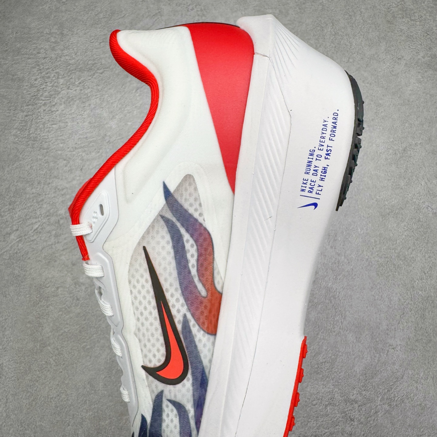 图片[7]-＃TG纯原 NK ZoomX Invincible Run Flyknit 6 轻量跑鞋 飞织低帮休闲运动慢跑鞋 厚底增高 老爹鞋 此鞋专为短跑运动员而生 是为 5 至 10 公里距离的赛事和训练打造 整体设计采用流线型的轻质工程网眼材质构成鞋面 并与其他 Running 旗舰鞋款同样搭载全脚掌 ZoomX 缓冲中底 搭配 Pebax 物料与橡胶外底 ZoomX StreakFly 首发配色以Prototype呈现 其灵感是来自开发期间的磨损测试 透过编号的标记与内侧的预期跑步距离突出研发过程 货号： HQ3498-100 尺码：36 36.5 37.5 38 38.5 39 40 40.5 41 42 42.5 43 44 45-选品中心