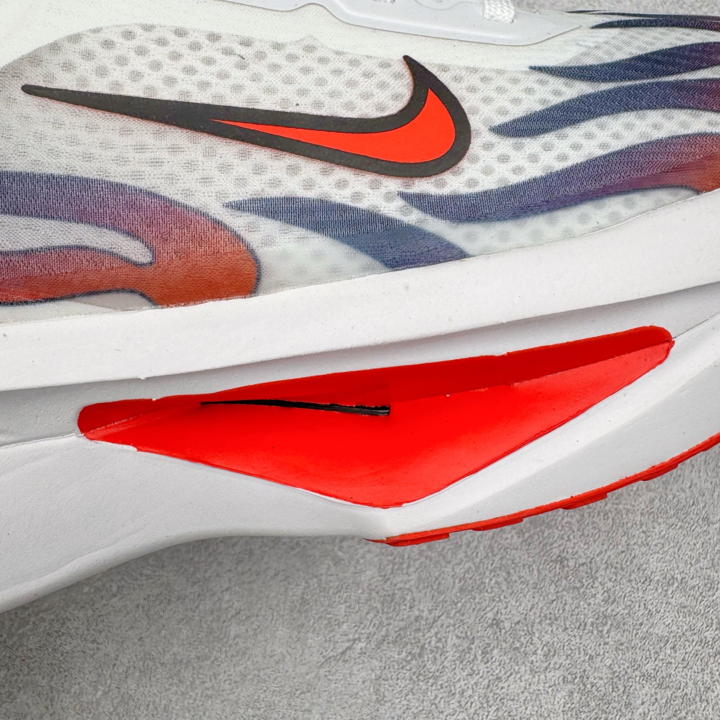 图片[18]-＃TG纯原 NK ZoomX Invincible Run Flyknit 6 轻量跑鞋 飞织低帮休闲运动慢跑鞋 厚底增高 老爹鞋 此鞋专为短跑运动员而生 是为 5 至 10 公里距离的赛事和训练打造 整体设计采用流线型的轻质工程网眼材质构成鞋面 并与其他 Running 旗舰鞋款同样搭载全脚掌 ZoomX 缓冲中底 搭配 Pebax 物料与橡胶外底 ZoomX StreakFly 首发配色以Prototype呈现 其灵感是来自开发期间的磨损测试 透过编号的标记与内侧的预期跑步距离突出研发过程 货号： HQ3498-100 尺码：36 36.5 37.5 38 38.5 39 40 40.5 41 42 42.5 43 44 45-选品中心