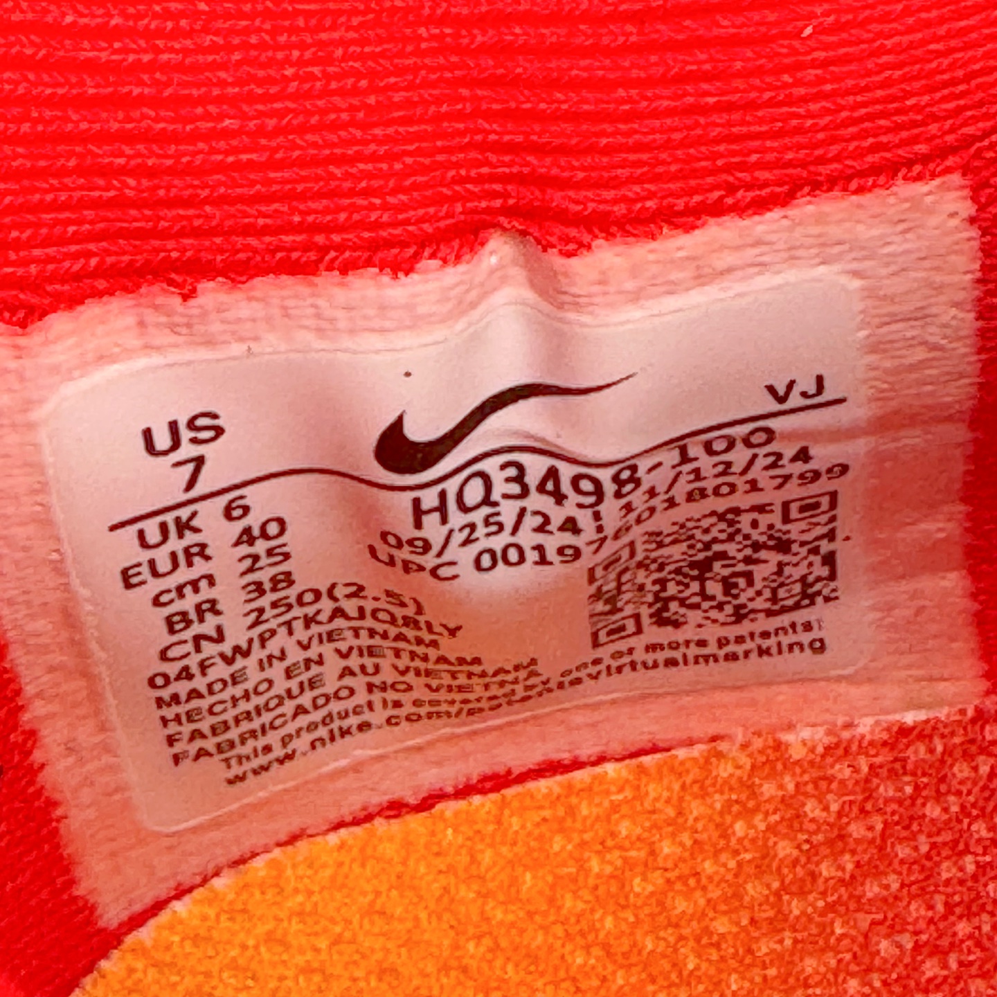 图片[11]-＃TG纯原 NK ZoomX Invincible Run Flyknit 6 轻量跑鞋 飞织低帮休闲运动慢跑鞋 厚底增高 老爹鞋 此鞋专为短跑运动员而生 是为 5 至 10 公里距离的赛事和训练打造 整体设计采用流线型的轻质工程网眼材质构成鞋面 并与其他 Running 旗舰鞋款同样搭载全脚掌 ZoomX 缓冲中底 搭配 Pebax 物料与橡胶外底 ZoomX StreakFly 首发配色以Prototype呈现 其灵感是来自开发期间的磨损测试 透过编号的标记与内侧的预期跑步距离突出研发过程 货号： HQ3498-100 尺码：36 36.5 37.5 38 38.5 39 40 40.5 41 42 42.5 43 44 45-选品中心