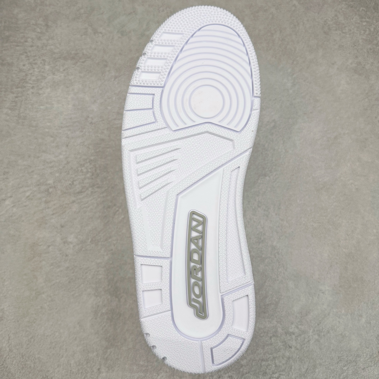 图片[9]-＃OG纯原 Air Jordan AJ3 Retro 纯白白猫 CT8532-111 原楦原纸板开发 确保原汁原味 原厂皮料质感色泽绝无偏差 完美中底拉帮 原厂中底钢印 原档案大底 如假白送 大底纹路 气垫通透度PU的回弹性均百分百还原 原厂电绣鞋舌飞人刺绣针数立体讲究精细欢迎对比正品原鞋 尺码：36 36.5 37.5 38 38.5 39 40 40.5 41 42 42.5 43 44 44.5 45 46 47.5-选品中心