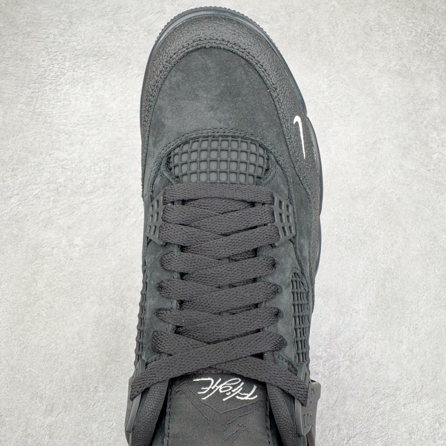 图片[4]-＃纯原 Nigel Sylvester x Air Jordan AJ4 Retro 联名黑魂 货号：HF4340-001 圈内最强四代 独家外贸特供尺码含 45.5 49.5 50.5 耗时半年巨作 全套原纸板楦头开发 原厂特供皮料加持 确保原汁原味 完美呈现四代版型 一比一鞋头弧度高度鞋身弧度 数据细节工艺流程均保持原鞋一致 原厂TPU网格鞋带扣 正确内里网布 菱角分明不变形无多余毛边 柔软性质感一致于原鞋 市场唯一原厂鞋扣模具 背面可见隐藏注塑口 原厂织唛标 原厂飞人电绣工艺 尾指中部跳三针 独家绑鞋带手法 印刷中底布 四线拉帮 米色美纹纸贴合固定 进口港宝加持 后跟自然饱满 全鞋荧光划线卡点 追求极致完美 每一双都是工艺品 多重QC质检 超越公司货的品控标准 实实在在的免检产品 尺码：40 40.5 41 42 42.5 43 44 44.5 45 45.5 46 47.5 48.5 49.5 50.5-选品中心