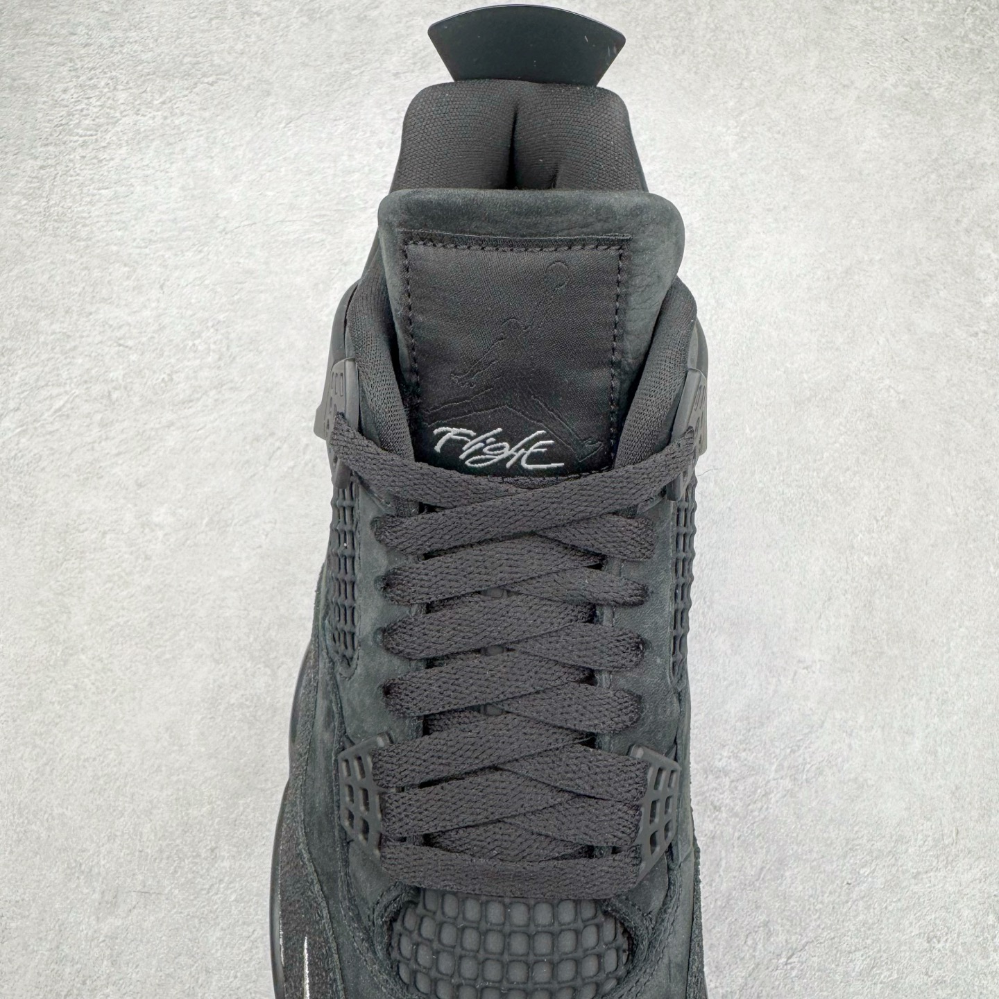 图片[5]-＃纯原 Nigel Sylvester x Air Jordan AJ4 Retro 联名黑魂 货号：HF4340-001 圈内最强四代 独家外贸特供尺码含 45.5 49.5 50.5 耗时半年巨作 全套原纸板楦头开发 原厂特供皮料加持 确保原汁原味 完美呈现四代版型 一比一鞋头弧度高度鞋身弧度 数据细节工艺流程均保持原鞋一致 原厂TPU网格鞋带扣 正确内里网布 菱角分明不变形无多余毛边 柔软性质感一致于原鞋 市场唯一原厂鞋扣模具 背面可见隐藏注塑口 原厂织唛标 原厂飞人电绣工艺 尾指中部跳三针 独家绑鞋带手法 印刷中底布 四线拉帮 米色美纹纸贴合固定 进口港宝加持 后跟自然饱满 全鞋荧光划线卡点 追求极致完美 每一双都是工艺品 多重QC质检 超越公司货的品控标准 实实在在的免检产品 尺码：40 40.5 41 42 42.5 43 44 44.5 45 45.5 46 47.5 48.5 49.5 50.5-选品中心