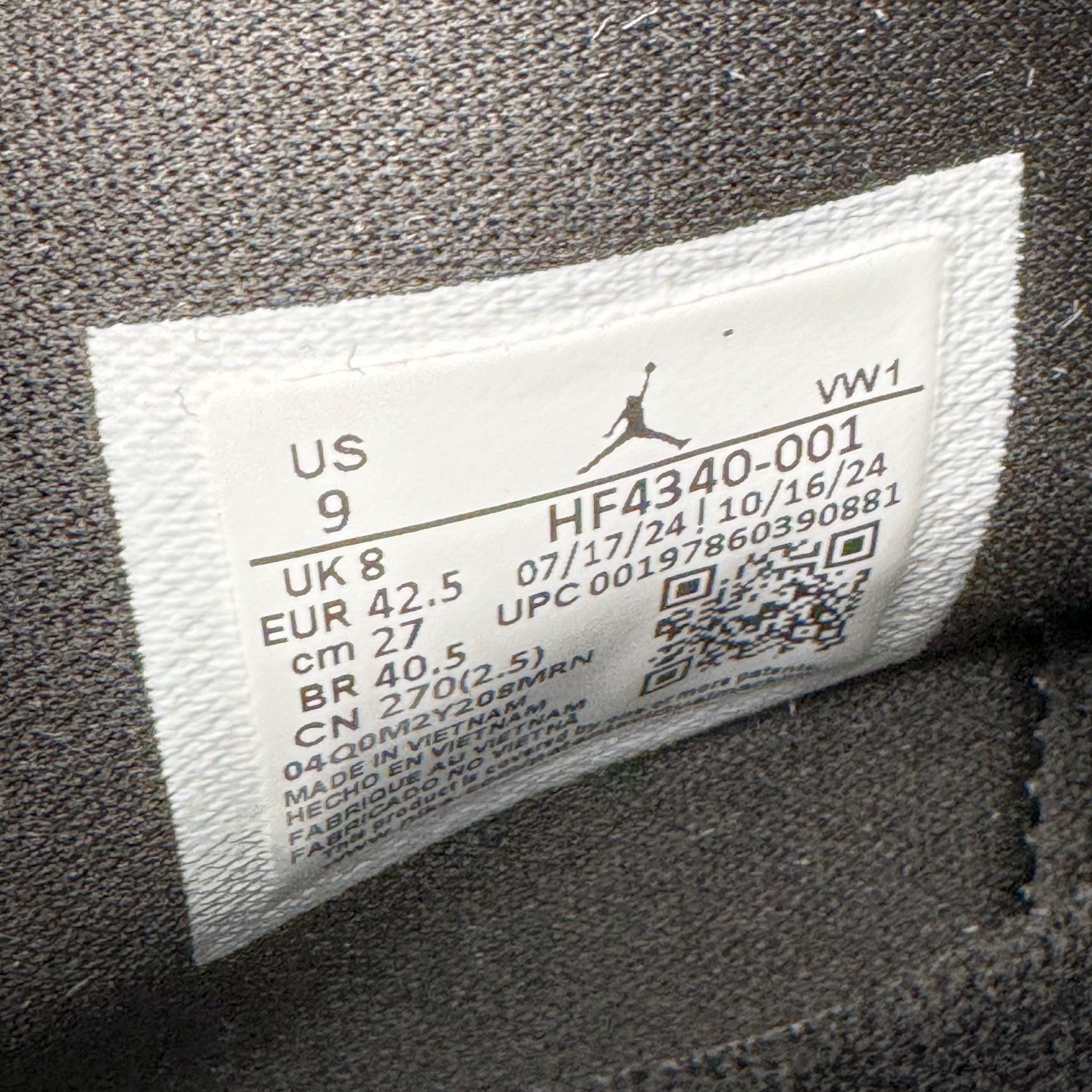 图片[18]-＃纯原 Nigel Sylvester x Air Jordan AJ4 Retro 联名黑魂 货号：HF4340-001 圈内最强四代 独家外贸特供尺码含 45.5 49.5 50.5 耗时半年巨作 全套原纸板楦头开发 原厂特供皮料加持 确保原汁原味 完美呈现四代版型 一比一鞋头弧度高度鞋身弧度 数据细节工艺流程均保持原鞋一致 原厂TPU网格鞋带扣 正确内里网布 菱角分明不变形无多余毛边 柔软性质感一致于原鞋 市场唯一原厂鞋扣模具 背面可见隐藏注塑口 原厂织唛标 原厂飞人电绣工艺 尾指中部跳三针 独家绑鞋带手法 印刷中底布 四线拉帮 米色美纹纸贴合固定 进口港宝加持 后跟自然饱满 全鞋荧光划线卡点 追求极致完美 每一双都是工艺品 多重QC质检 超越公司货的品控标准 实实在在的免检产品 尺码：40 40.5 41 42 42.5 43 44 44.5 45 45.5 46 47.5 48.5 49.5 50.5-选品中心