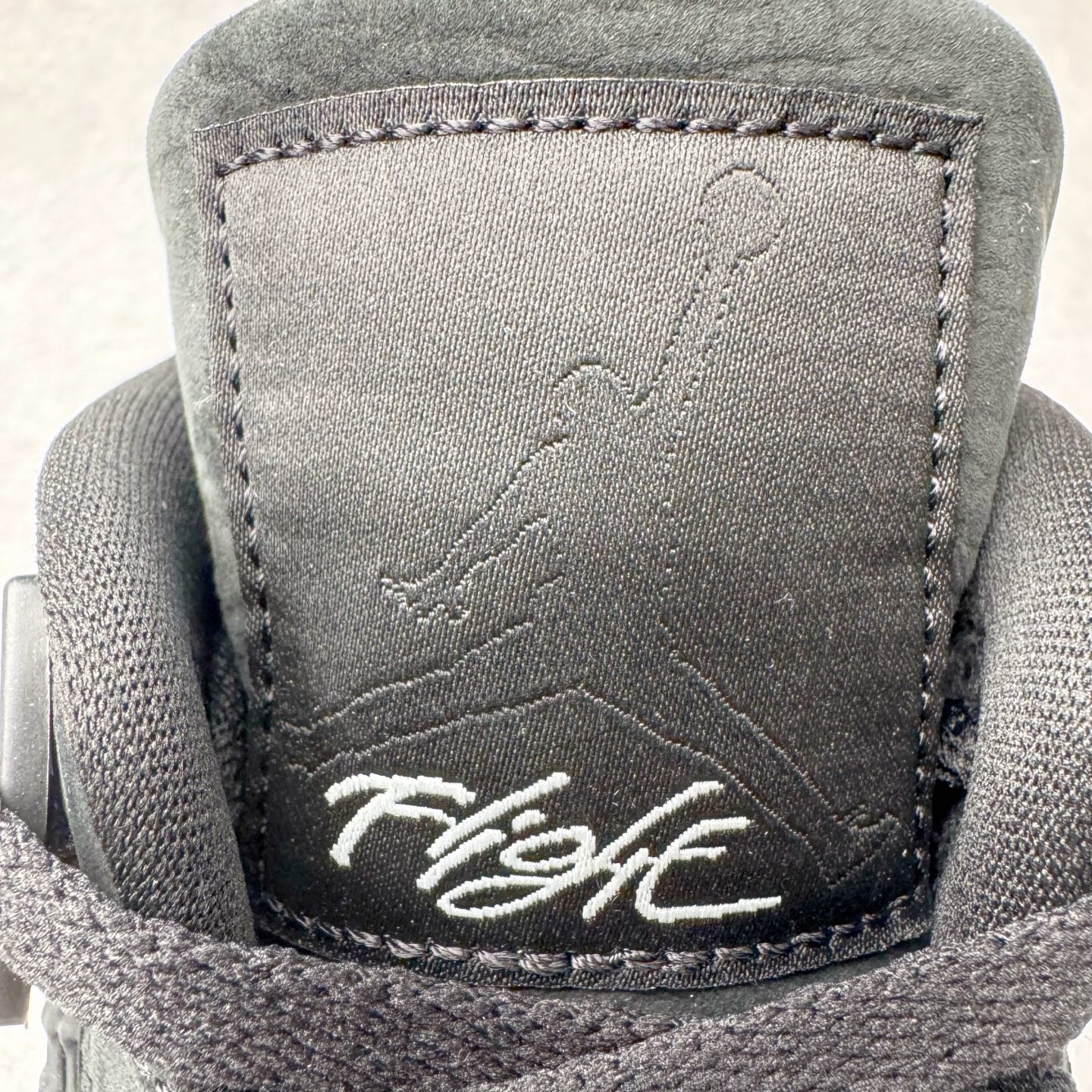 图片[17]-＃纯原 Nigel Sylvester x Air Jordan AJ4 Retro 联名黑魂 货号：HF4340-001 圈内最强四代 独家外贸特供尺码含 45.5 49.5 50.5 耗时半年巨作 全套原纸板楦头开发 原厂特供皮料加持 确保原汁原味 完美呈现四代版型 一比一鞋头弧度高度鞋身弧度 数据细节工艺流程均保持原鞋一致 原厂TPU网格鞋带扣 正确内里网布 菱角分明不变形无多余毛边 柔软性质感一致于原鞋 市场唯一原厂鞋扣模具 背面可见隐藏注塑口 原厂织唛标 原厂飞人电绣工艺 尾指中部跳三针 独家绑鞋带手法 印刷中底布 四线拉帮 米色美纹纸贴合固定 进口港宝加持 后跟自然饱满 全鞋荧光划线卡点 追求极致完美 每一双都是工艺品 多重QC质检 超越公司货的品控标准 实实在在的免检产品 尺码：40 40.5 41 42 42.5 43 44 44.5 45 45.5 46 47.5 48.5 49.5 50.5-选品中心