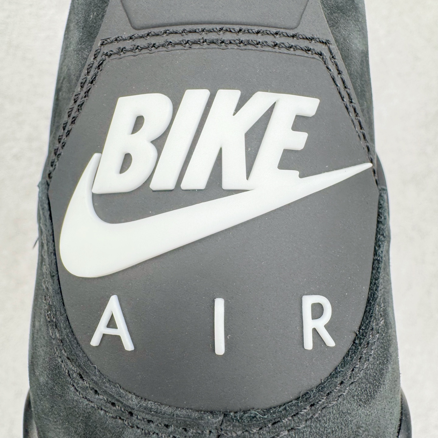 图片[13]-＃纯原 Nigel Sylvester x Air Jordan AJ4 Retro 联名黑魂 货号：HF4340-001 圈内最强四代 独家外贸特供尺码含 45.5 49.5 50.5 耗时半年巨作 全套原纸板楦头开发 原厂特供皮料加持 确保原汁原味 完美呈现四代版型 一比一鞋头弧度高度鞋身弧度 数据细节工艺流程均保持原鞋一致 原厂TPU网格鞋带扣 正确内里网布 菱角分明不变形无多余毛边 柔软性质感一致于原鞋 市场唯一原厂鞋扣模具 背面可见隐藏注塑口 原厂织唛标 原厂飞人电绣工艺 尾指中部跳三针 独家绑鞋带手法 印刷中底布 四线拉帮 米色美纹纸贴合固定 进口港宝加持 后跟自然饱满 全鞋荧光划线卡点 追求极致完美 每一双都是工艺品 多重QC质检 超越公司货的品控标准 实实在在的免检产品 尺码：40 40.5 41 42 42.5 43 44 44.5 45 45.5 46 47.5 48.5 49.5 50.5-选品中心