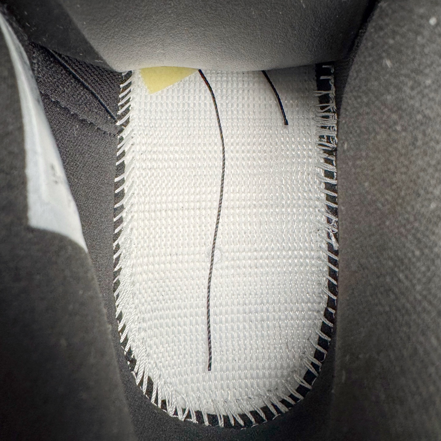 图片[19]-＃纯原 Nigel Sylvester x Air Jordan AJ4 Retro 联名黑魂 货号：HF4340-001 圈内最强四代 独家外贸特供尺码含 45.5 49.5 50.5 耗时半年巨作 全套原纸板楦头开发 原厂特供皮料加持 确保原汁原味 完美呈现四代版型 一比一鞋头弧度高度鞋身弧度 数据细节工艺流程均保持原鞋一致 原厂TPU网格鞋带扣 正确内里网布 菱角分明不变形无多余毛边 柔软性质感一致于原鞋 市场唯一原厂鞋扣模具 背面可见隐藏注塑口 原厂织唛标 原厂飞人电绣工艺 尾指中部跳三针 独家绑鞋带手法 印刷中底布 四线拉帮 米色美纹纸贴合固定 进口港宝加持 后跟自然饱满 全鞋荧光划线卡点 追求极致完美 每一双都是工艺品 多重QC质检 超越公司货的品控标准 实实在在的免检产品 尺码：40 40.5 41 42 42.5 43 44 44.5 45 45.5 46 47.5 48.5 49.5 50.5-选品中心