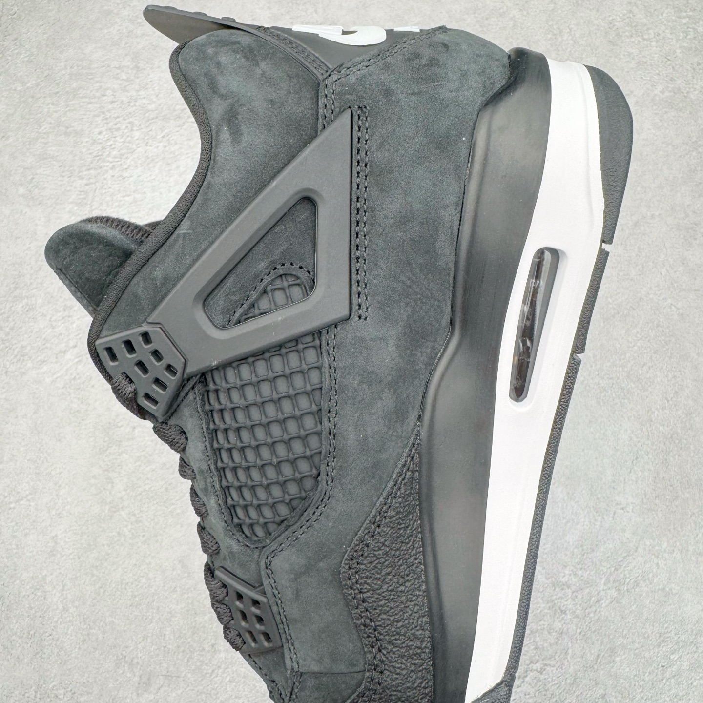 图片[7]-＃纯原 Nigel Sylvester x Air Jordan AJ4 Retro 联名黑魂 货号：HF4340-001 圈内最强四代 独家外贸特供尺码含 45.5 49.5 50.5 耗时半年巨作 全套原纸板楦头开发 原厂特供皮料加持 确保原汁原味 完美呈现四代版型 一比一鞋头弧度高度鞋身弧度 数据细节工艺流程均保持原鞋一致 原厂TPU网格鞋带扣 正确内里网布 菱角分明不变形无多余毛边 柔软性质感一致于原鞋 市场唯一原厂鞋扣模具 背面可见隐藏注塑口 原厂织唛标 原厂飞人电绣工艺 尾指中部跳三针 独家绑鞋带手法 印刷中底布 四线拉帮 米色美纹纸贴合固定 进口港宝加持 后跟自然饱满 全鞋荧光划线卡点 追求极致完美 每一双都是工艺品 多重QC质检 超越公司货的品控标准 实实在在的免检产品 尺码：40 40.5 41 42 42.5 43 44 44.5 45 45.5 46 47.5 48.5 49.5 50.5-选品中心