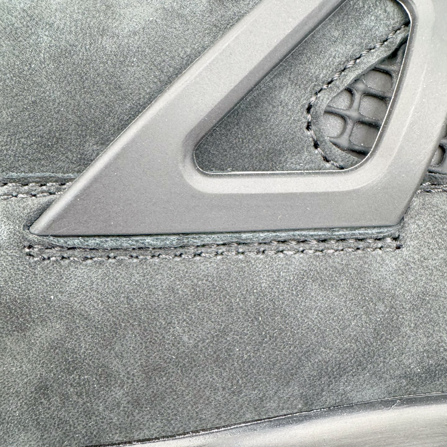 图片[12]-＃纯原 Nigel Sylvester x Air Jordan AJ4 Retro 联名黑魂 货号：HF4340-001 圈内最强四代 独家外贸特供尺码含 45.5 49.5 50.5 耗时半年巨作 全套原纸板楦头开发 原厂特供皮料加持 确保原汁原味 完美呈现四代版型 一比一鞋头弧度高度鞋身弧度 数据细节工艺流程均保持原鞋一致 原厂TPU网格鞋带扣 正确内里网布 菱角分明不变形无多余毛边 柔软性质感一致于原鞋 市场唯一原厂鞋扣模具 背面可见隐藏注塑口 原厂织唛标 原厂飞人电绣工艺 尾指中部跳三针 独家绑鞋带手法 印刷中底布 四线拉帮 米色美纹纸贴合固定 进口港宝加持 后跟自然饱满 全鞋荧光划线卡点 追求极致完美 每一双都是工艺品 多重QC质检 超越公司货的品控标准 实实在在的免检产品 尺码：40 40.5 41 42 42.5 43 44 44.5 45 45.5 46 47.5 48.5 49.5 50.5-选品中心