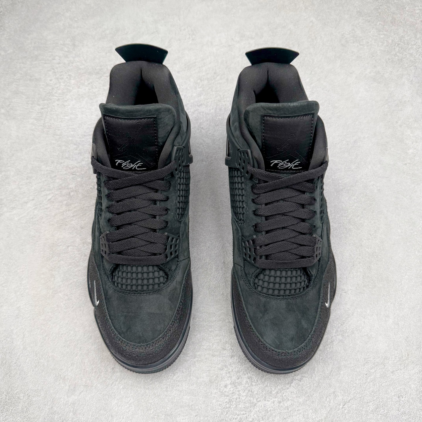 图片[2]-＃纯原 Nigel Sylvester x Air Jordan AJ4 Retro 联名黑魂 货号：HF4340-001 圈内最强四代 独家外贸特供尺码含 45.5 49.5 50.5 耗时半年巨作 全套原纸板楦头开发 原厂特供皮料加持 确保原汁原味 完美呈现四代版型 一比一鞋头弧度高度鞋身弧度 数据细节工艺流程均保持原鞋一致 原厂TPU网格鞋带扣 正确内里网布 菱角分明不变形无多余毛边 柔软性质感一致于原鞋 市场唯一原厂鞋扣模具 背面可见隐藏注塑口 原厂织唛标 原厂飞人电绣工艺 尾指中部跳三针 独家绑鞋带手法 印刷中底布 四线拉帮 米色美纹纸贴合固定 进口港宝加持 后跟自然饱满 全鞋荧光划线卡点 追求极致完美 每一双都是工艺品 多重QC质检 超越公司货的品控标准 实实在在的免检产品 尺码：40 40.5 41 42 42.5 43 44 44.5 45 45.5 46 47.5 48.5 49.5 50.5-选品中心