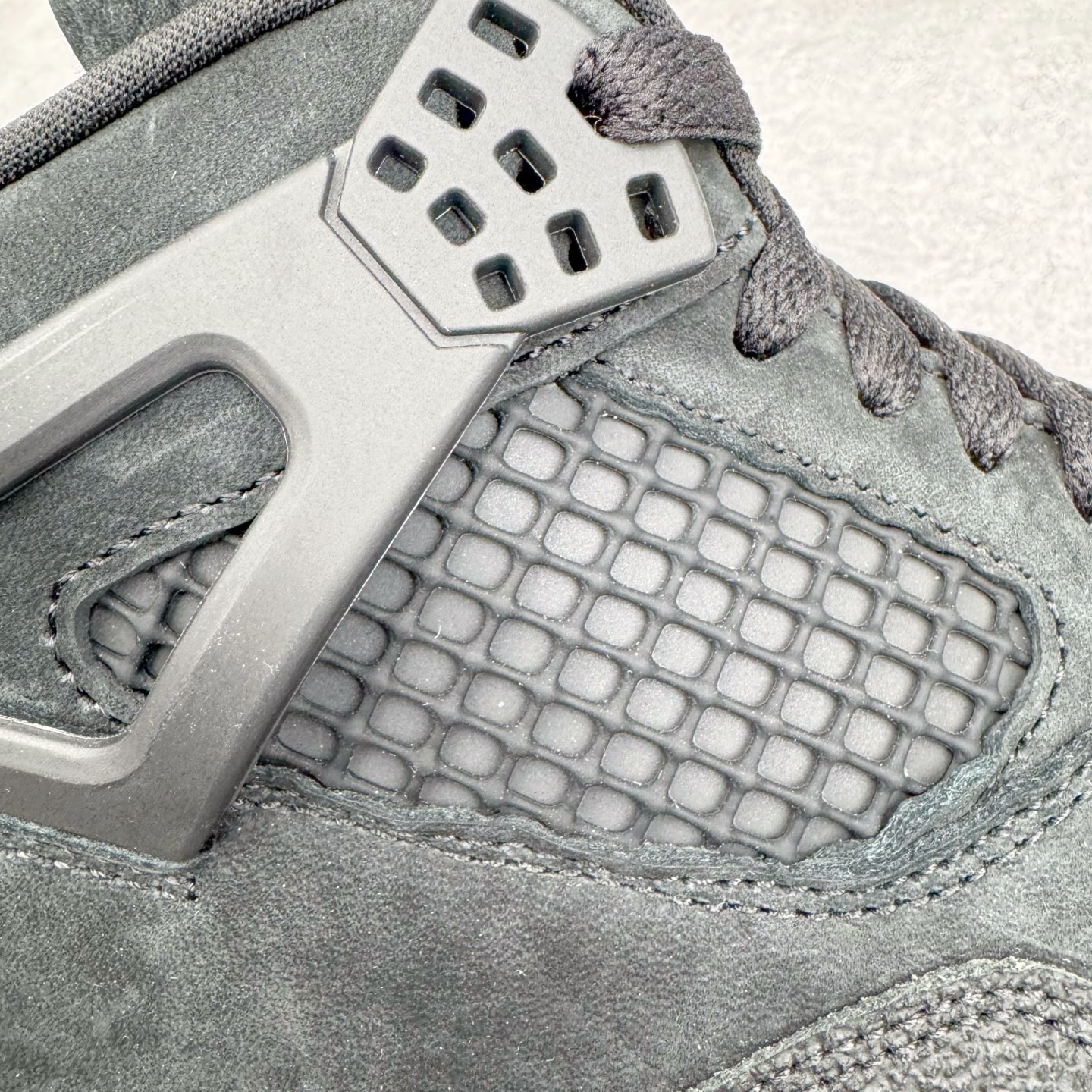 图片[14]-＃纯原 Nigel Sylvester x Air Jordan AJ4 Retro 联名黑魂 货号：HF4340-001 圈内最强四代 独家外贸特供尺码含 45.5 49.5 50.5 耗时半年巨作 全套原纸板楦头开发 原厂特供皮料加持 确保原汁原味 完美呈现四代版型 一比一鞋头弧度高度鞋身弧度 数据细节工艺流程均保持原鞋一致 原厂TPU网格鞋带扣 正确内里网布 菱角分明不变形无多余毛边 柔软性质感一致于原鞋 市场唯一原厂鞋扣模具 背面可见隐藏注塑口 原厂织唛标 原厂飞人电绣工艺 尾指中部跳三针 独家绑鞋带手法 印刷中底布 四线拉帮 米色美纹纸贴合固定 进口港宝加持 后跟自然饱满 全鞋荧光划线卡点 追求极致完美 每一双都是工艺品 多重QC质检 超越公司货的品控标准 实实在在的免检产品 尺码：40 40.5 41 42 42.5 43 44 44.5 45 45.5 46 47.5 48.5 49.5 50.5-选品中心