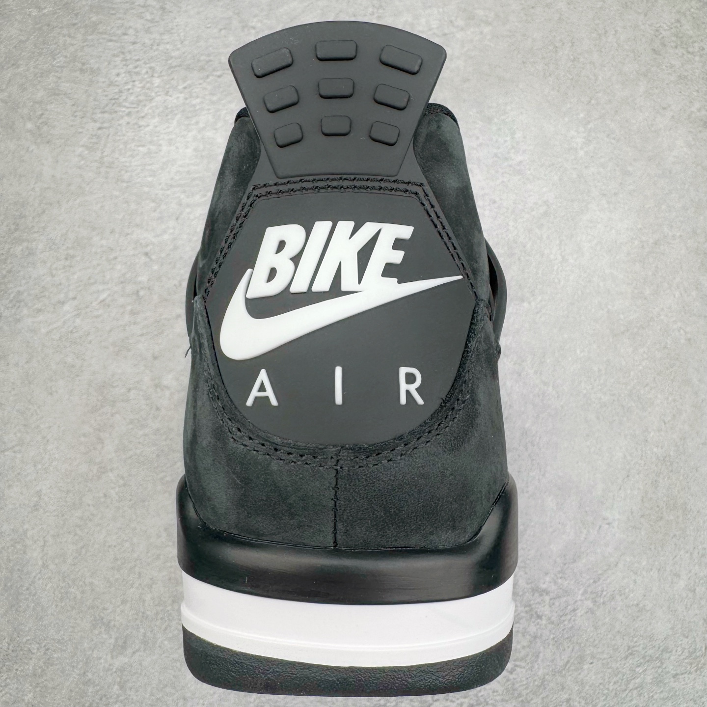 图片[8]-＃纯原 Nigel Sylvester x Air Jordan AJ4 Retro 联名黑魂 货号：HF4340-001 圈内最强四代 独家外贸特供尺码含 45.5 49.5 50.5 耗时半年巨作 全套原纸板楦头开发 原厂特供皮料加持 确保原汁原味 完美呈现四代版型 一比一鞋头弧度高度鞋身弧度 数据细节工艺流程均保持原鞋一致 原厂TPU网格鞋带扣 正确内里网布 菱角分明不变形无多余毛边 柔软性质感一致于原鞋 市场唯一原厂鞋扣模具 背面可见隐藏注塑口 原厂织唛标 原厂飞人电绣工艺 尾指中部跳三针 独家绑鞋带手法 印刷中底布 四线拉帮 米色美纹纸贴合固定 进口港宝加持 后跟自然饱满 全鞋荧光划线卡点 追求极致完美 每一双都是工艺品 多重QC质检 超越公司货的品控标准 实实在在的免检产品 尺码：40 40.5 41 42 42.5 43 44 44.5 45 45.5 46 47.5 48.5 49.5 50.5-选品中心