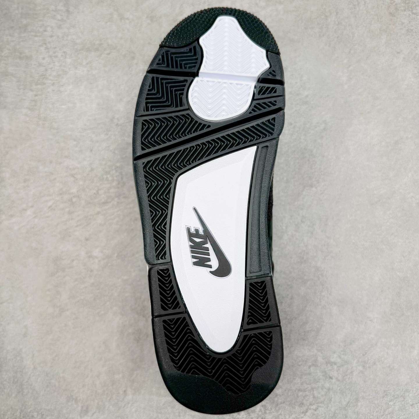 图片[9]-＃纯原 Nigel Sylvester x Air Jordan AJ4 Retro 联名黑魂 货号：HF4340-001 圈内最强四代 独家外贸特供尺码含 45.5 49.5 50.5 耗时半年巨作 全套原纸板楦头开发 原厂特供皮料加持 确保原汁原味 完美呈现四代版型 一比一鞋头弧度高度鞋身弧度 数据细节工艺流程均保持原鞋一致 原厂TPU网格鞋带扣 正确内里网布 菱角分明不变形无多余毛边 柔软性质感一致于原鞋 市场唯一原厂鞋扣模具 背面可见隐藏注塑口 原厂织唛标 原厂飞人电绣工艺 尾指中部跳三针 独家绑鞋带手法 印刷中底布 四线拉帮 米色美纹纸贴合固定 进口港宝加持 后跟自然饱满 全鞋荧光划线卡点 追求极致完美 每一双都是工艺品 多重QC质检 超越公司货的品控标准 实实在在的免检产品 尺码：40 40.5 41 42 42.5 43 44 44.5 45 45.5 46 47.5 48.5 49.5 50.5-选品中心