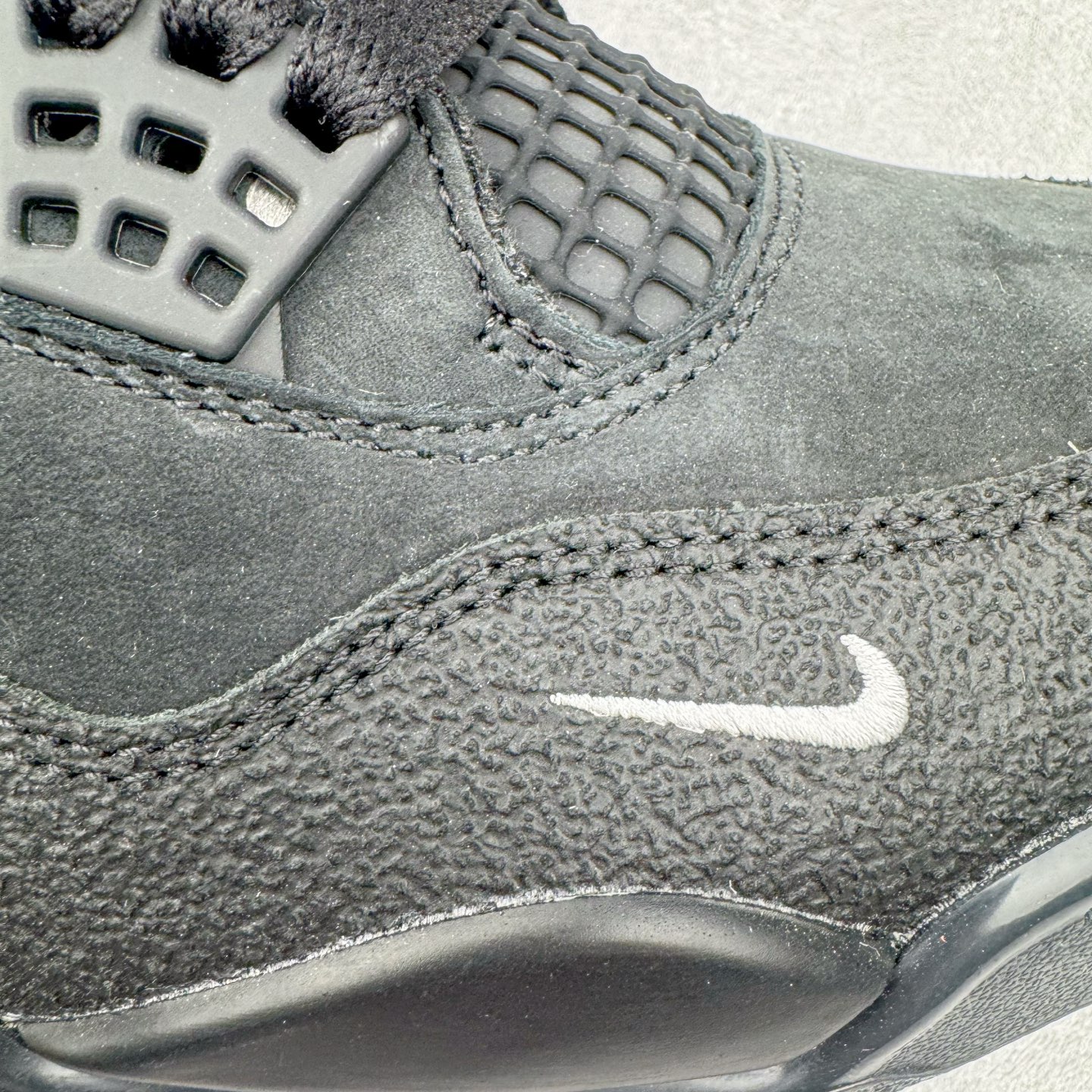 图片[15]-＃纯原 Nigel Sylvester x Air Jordan AJ4 Retro 联名黑魂 货号：HF4340-001 圈内最强四代 独家外贸特供尺码含 45.5 49.5 50.5 耗时半年巨作 全套原纸板楦头开发 原厂特供皮料加持 确保原汁原味 完美呈现四代版型 一比一鞋头弧度高度鞋身弧度 数据细节工艺流程均保持原鞋一致 原厂TPU网格鞋带扣 正确内里网布 菱角分明不变形无多余毛边 柔软性质感一致于原鞋 市场唯一原厂鞋扣模具 背面可见隐藏注塑口 原厂织唛标 原厂飞人电绣工艺 尾指中部跳三针 独家绑鞋带手法 印刷中底布 四线拉帮 米色美纹纸贴合固定 进口港宝加持 后跟自然饱满 全鞋荧光划线卡点 追求极致完美 每一双都是工艺品 多重QC质检 超越公司货的品控标准 实实在在的免检产品 尺码：40 40.5 41 42 42.5 43 44 44.5 45 45.5 46 47.5 48.5 49.5 50.5-选品中心