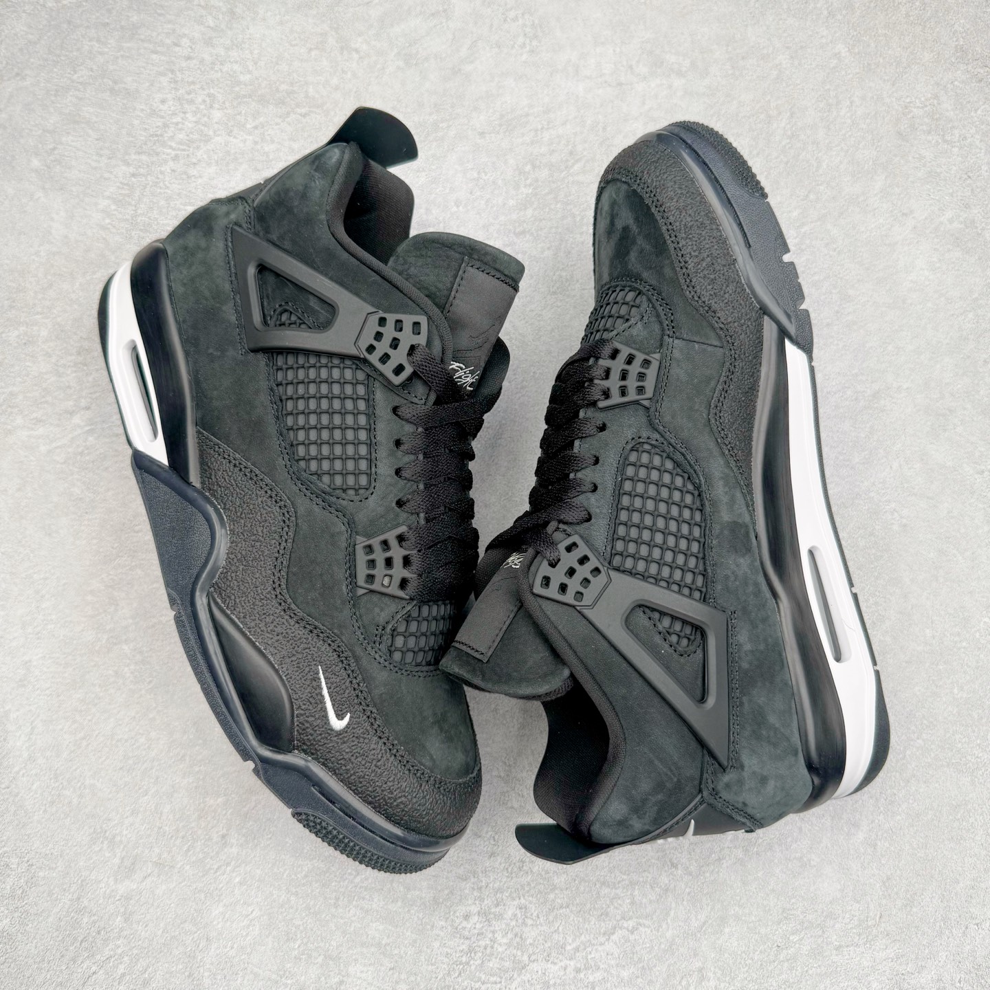 图片[3]-＃纯原 Nigel Sylvester x Air Jordan AJ4 Retro 联名黑魂 货号：HF4340-001 圈内最强四代 独家外贸特供尺码含 45.5 49.5 50.5 耗时半年巨作 全套原纸板楦头开发 原厂特供皮料加持 确保原汁原味 完美呈现四代版型 一比一鞋头弧度高度鞋身弧度 数据细节工艺流程均保持原鞋一致 原厂TPU网格鞋带扣 正确内里网布 菱角分明不变形无多余毛边 柔软性质感一致于原鞋 市场唯一原厂鞋扣模具 背面可见隐藏注塑口 原厂织唛标 原厂飞人电绣工艺 尾指中部跳三针 独家绑鞋带手法 印刷中底布 四线拉帮 米色美纹纸贴合固定 进口港宝加持 后跟自然饱满 全鞋荧光划线卡点 追求极致完美 每一双都是工艺品 多重QC质检 超越公司货的品控标准 实实在在的免检产品 尺码：40 40.5 41 42 42.5 43 44 44.5 45 45.5 46 47.5 48.5 49.5 50.5-选品中心