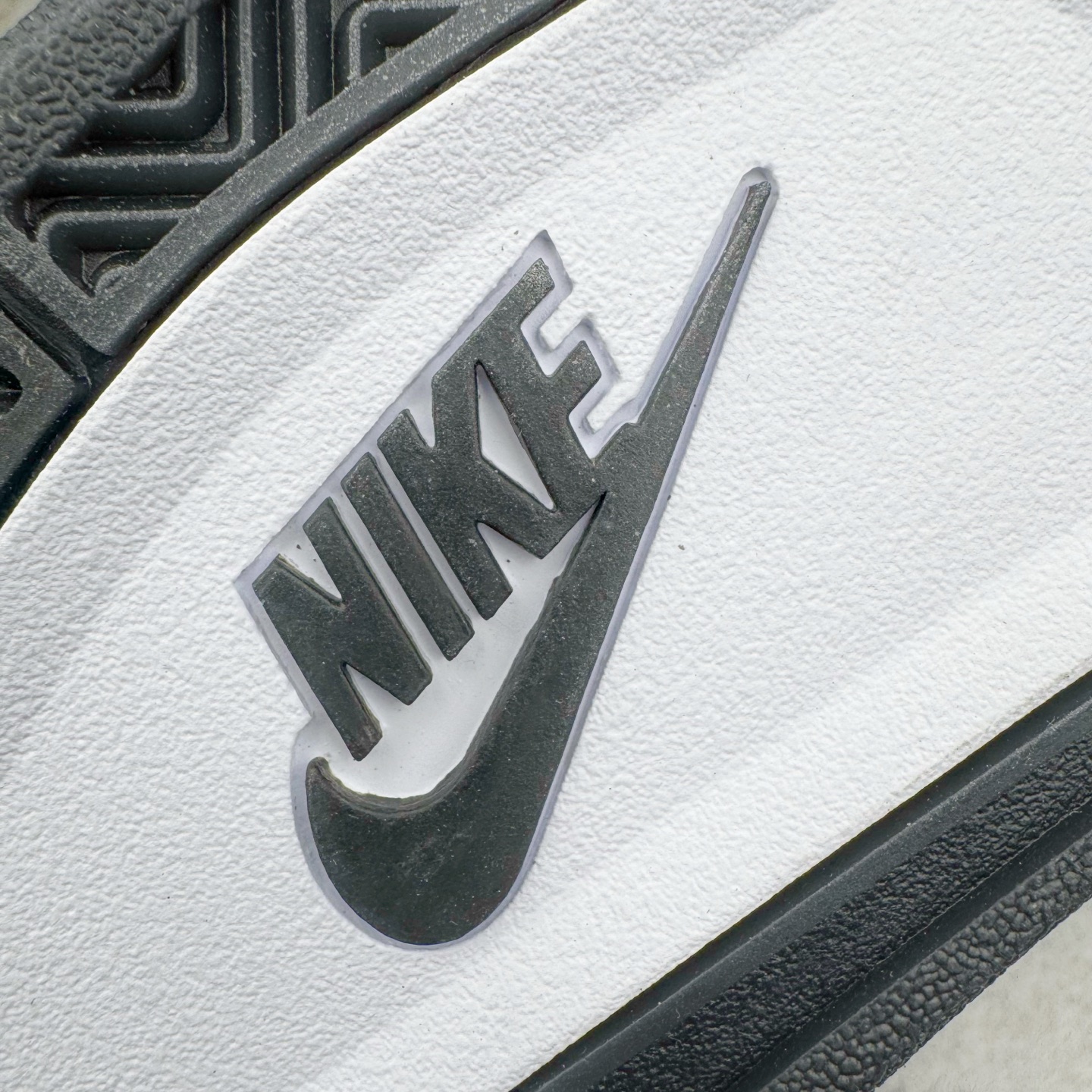 图片[10]-＃纯原 Nigel Sylvester x Air Jordan AJ4 Retro 联名黑魂 货号：HF4340-001 圈内最强四代 独家外贸特供尺码含 45.5 49.5 50.5 耗时半年巨作 全套原纸板楦头开发 原厂特供皮料加持 确保原汁原味 完美呈现四代版型 一比一鞋头弧度高度鞋身弧度 数据细节工艺流程均保持原鞋一致 原厂TPU网格鞋带扣 正确内里网布 菱角分明不变形无多余毛边 柔软性质感一致于原鞋 市场唯一原厂鞋扣模具 背面可见隐藏注塑口 原厂织唛标 原厂飞人电绣工艺 尾指中部跳三针 独家绑鞋带手法 印刷中底布 四线拉帮 米色美纹纸贴合固定 进口港宝加持 后跟自然饱满 全鞋荧光划线卡点 追求极致完美 每一双都是工艺品 多重QC质检 超越公司货的品控标准 实实在在的免检产品 尺码：40 40.5 41 42 42.5 43 44 44.5 45 45.5 46 47.5 48.5 49.5 50.5-选品中心