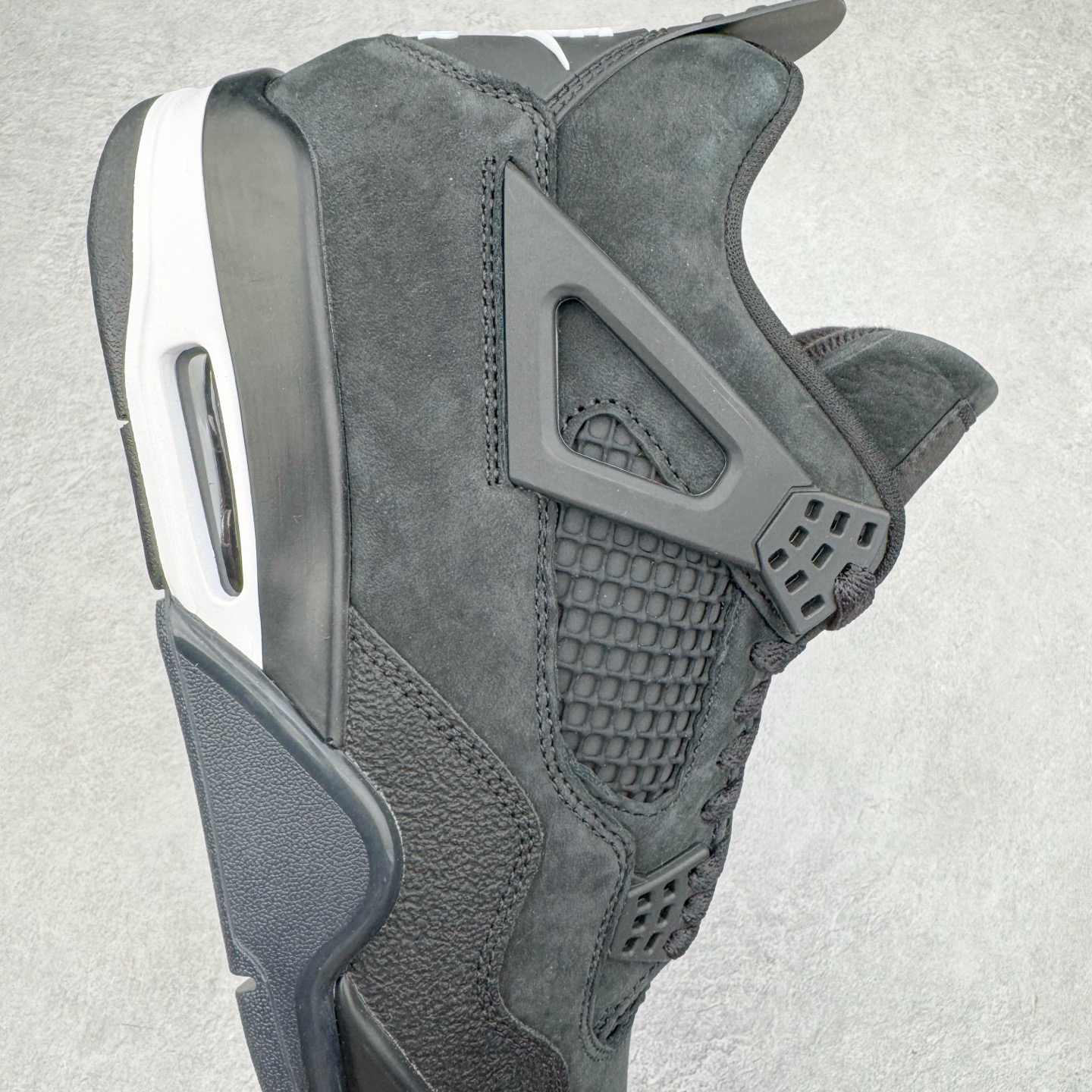 图片[6]-＃纯原 Nigel Sylvester x Air Jordan AJ4 Retro 联名黑魂 货号：HF4340-001 圈内最强四代 独家外贸特供尺码含 45.5 49.5 50.5 耗时半年巨作 全套原纸板楦头开发 原厂特供皮料加持 确保原汁原味 完美呈现四代版型 一比一鞋头弧度高度鞋身弧度 数据细节工艺流程均保持原鞋一致 原厂TPU网格鞋带扣 正确内里网布 菱角分明不变形无多余毛边 柔软性质感一致于原鞋 市场唯一原厂鞋扣模具 背面可见隐藏注塑口 原厂织唛标 原厂飞人电绣工艺 尾指中部跳三针 独家绑鞋带手法 印刷中底布 四线拉帮 米色美纹纸贴合固定 进口港宝加持 后跟自然饱满 全鞋荧光划线卡点 追求极致完美 每一双都是工艺品 多重QC质检 超越公司货的品控标准 实实在在的免检产品 尺码：40 40.5 41 42 42.5 43 44 44.5 45 45.5 46 47.5 48.5 49.5 50.5-选品中心