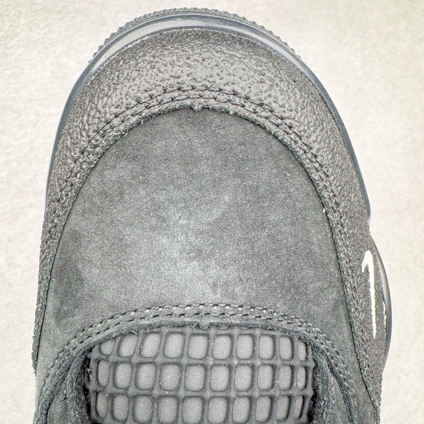 图片[16]-＃纯原 Nigel Sylvester x Air Jordan AJ4 Retro 联名黑魂 货号：HF4340-001 圈内最强四代 独家外贸特供尺码含 45.5 49.5 50.5 耗时半年巨作 全套原纸板楦头开发 原厂特供皮料加持 确保原汁原味 完美呈现四代版型 一比一鞋头弧度高度鞋身弧度 数据细节工艺流程均保持原鞋一致 原厂TPU网格鞋带扣 正确内里网布 菱角分明不变形无多余毛边 柔软性质感一致于原鞋 市场唯一原厂鞋扣模具 背面可见隐藏注塑口 原厂织唛标 原厂飞人电绣工艺 尾指中部跳三针 独家绑鞋带手法 印刷中底布 四线拉帮 米色美纹纸贴合固定 进口港宝加持 后跟自然饱满 全鞋荧光划线卡点 追求极致完美 每一双都是工艺品 多重QC质检 超越公司货的品控标准 实实在在的免检产品 尺码：40 40.5 41 42 42.5 43 44 44.5 45 45.5 46 47.5 48.5 49.5 50.5-选品中心