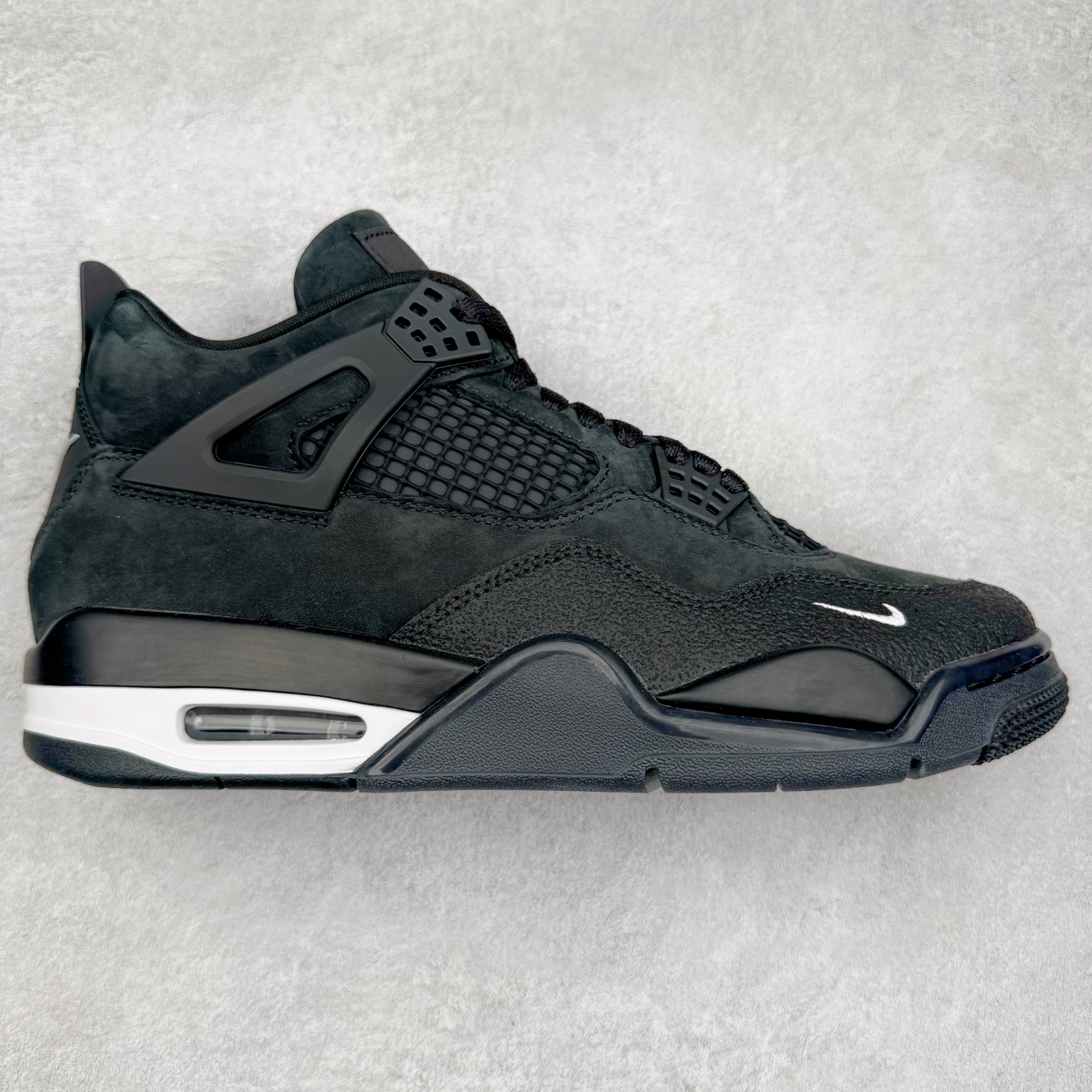 ＃纯原 Nigel Sylvester x Air Jordan AJ4 Retro 联名黑魂 货号：HF4340-001 圈内最强四代 独家外贸特供尺码含 45.5 49.5 50.5 耗时半年巨作 全套原纸板楦头开发 原厂特供皮料加持 确保原汁原味 完美呈现四代版型 一比一鞋头弧度高度鞋身弧度 数据细节工艺流程均保持原鞋一致 原厂TPU网格鞋带扣 正确内里网布 菱角分明不变形无多余毛边 柔软性质感一致于原鞋 市场唯一原厂鞋扣模具 背面可见隐藏注塑口 原厂织唛标 原厂飞人电绣工艺 尾指中部跳三针 独家绑鞋带手法 印刷中底布 四线拉帮 米色美纹纸贴合固定 进口港宝加持 后跟自然饱满 全鞋荧光划线卡点 追求极致完美 每一双都是工艺品 多重QC质检 超越公司货的品控标准 实实在在的免检产品 尺码：40 40.5 41 42 42.5 43 44 44.5 45 45.5 46 47.5 48.5 49.5 50.5-选品中心