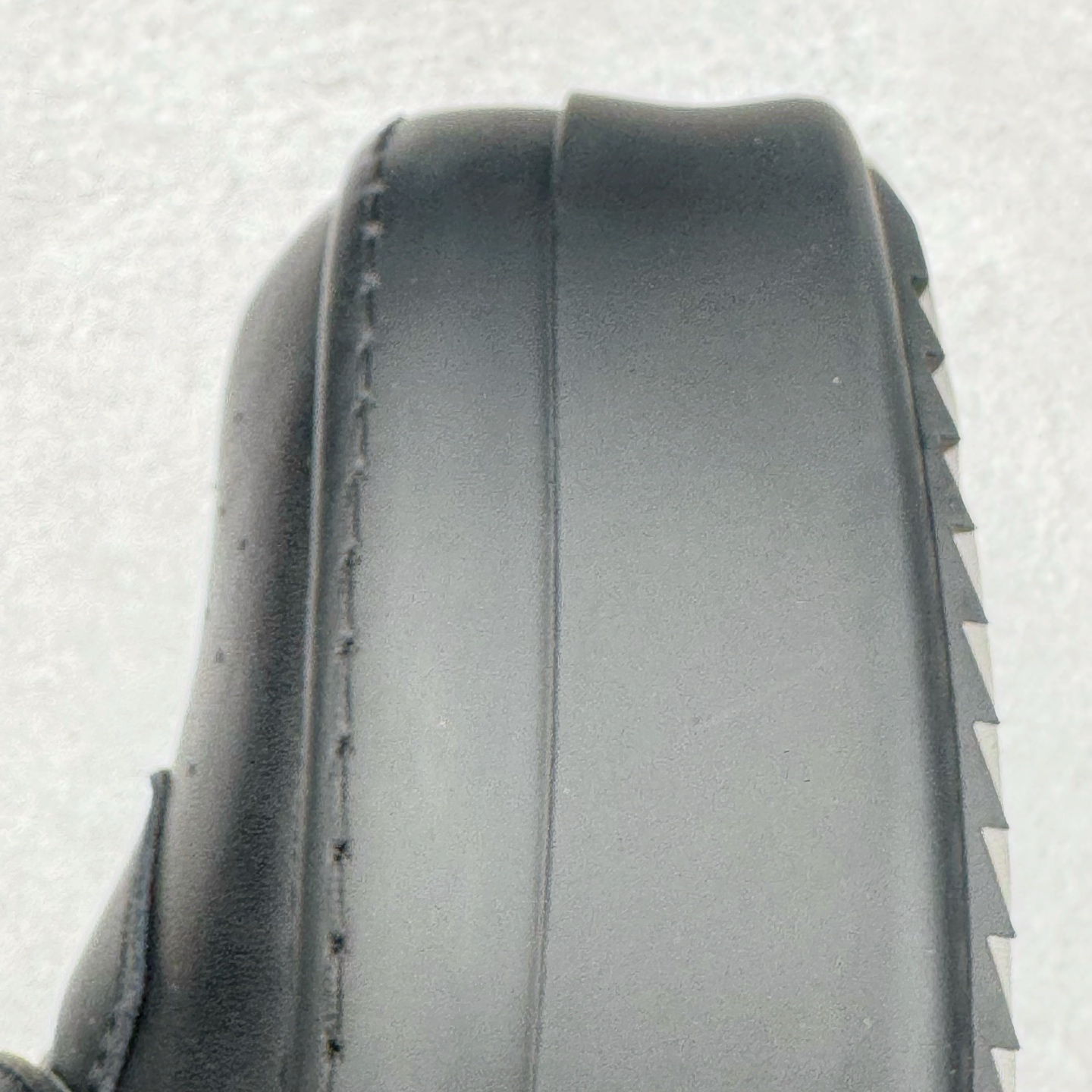 图片[11]-＃DG纯原 Rick Owens Drkshdw 瑞克·欧文斯皮面倒三角高帮时尚厚底运动板鞋 全黑 二级市场已经7K以上 平台客户随意卖四位数 RO广东原厂出品 纯原天花板 原版一比一复刻 冲正绝不翻车 还原度达到百分之98以上 原楦开发纸版版型 ZP拆解原版1：1复模裁片纸版 力求做到0错位 这样才能达到和zp一致的鞋型味道 采用进口cnc数控机床开发对版独家tpu奶香大底 区别于市场所有版本 zp同源全头层粒面小牛皮 达到和zp一致手感 原厂进口细纹布 万邦订购原厂高弹粉红色海绵 内里搭配软质细腻羊皮 TPU高密度大底 软硬度透光度高已经测试和原版一致 尺码：36 37 38 39 40 41 42 43 44 45 46-选品中心