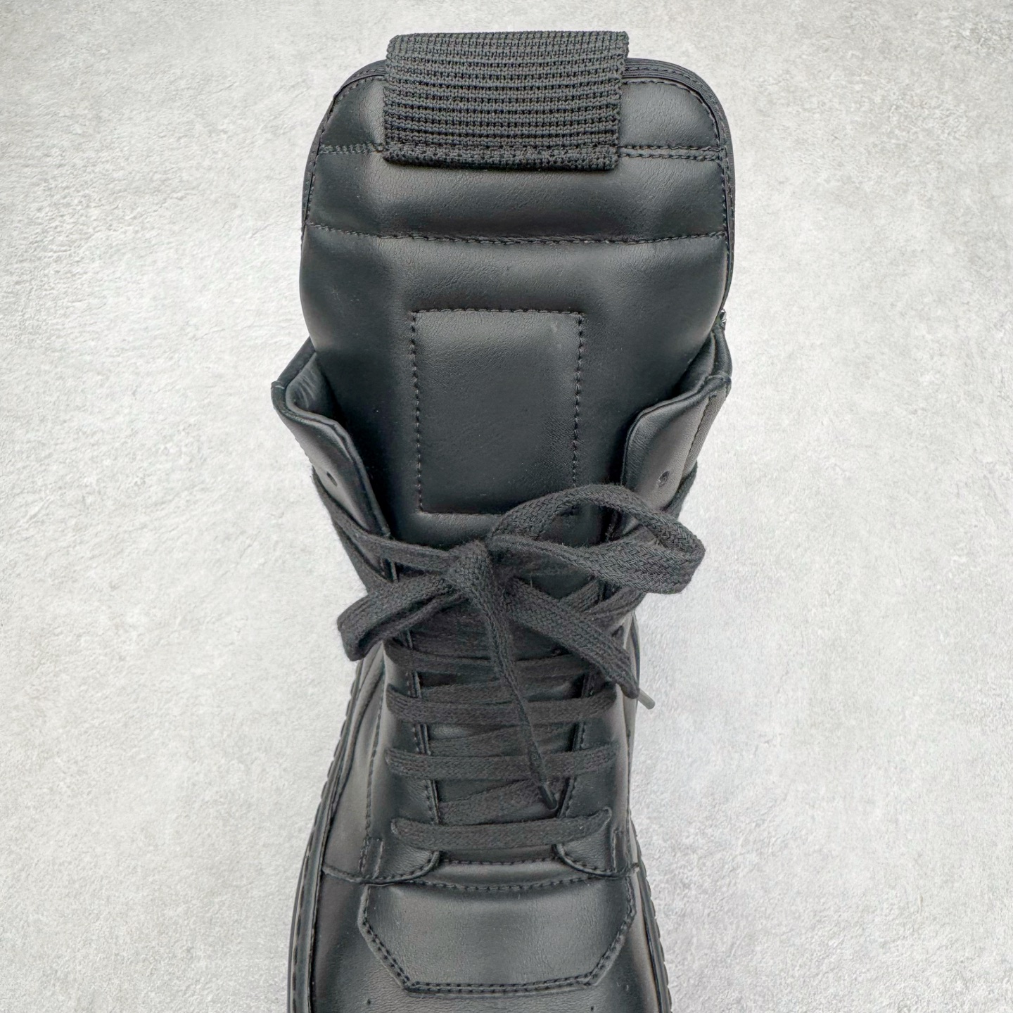 图片[5]-＃DG纯原 Rick Owens Drkshdw 瑞克·欧文斯皮面倒三角高帮时尚厚底运动板鞋 全黑 二级市场已经7K以上 平台客户随意卖四位数 RO广东原厂出品 纯原天花板 原版一比一复刻 冲正绝不翻车 还原度达到百分之98以上 原楦开发纸版版型 ZP拆解原版1：1复模裁片纸版 力求做到0错位 这样才能达到和zp一致的鞋型味道 采用进口cnc数控机床开发对版独家tpu奶香大底 区别于市场所有版本 zp同源全头层粒面小牛皮 达到和zp一致手感 原厂进口细纹布 万邦订购原厂高弹粉红色海绵 内里搭配软质细腻羊皮 TPU高密度大底 软硬度透光度高已经测试和原版一致 尺码：36 37 38 39 40 41 42 43 44 45 46-选品中心