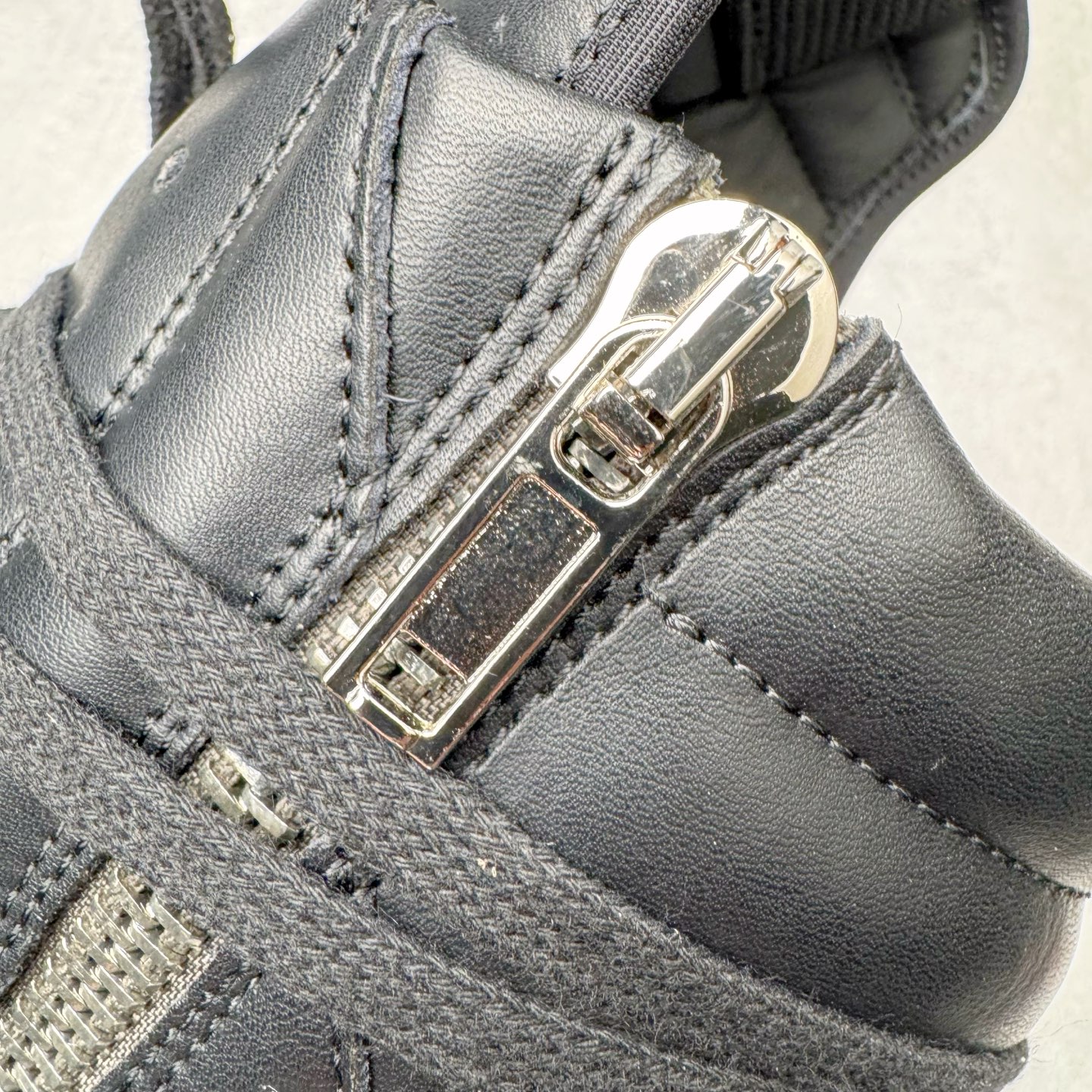 图片[12]-＃DG纯原 Rick Owens Drkshdw 瑞克·欧文斯皮面倒三角高帮时尚厚底运动板鞋 全黑 二级市场已经7K以上 平台客户随意卖四位数 RO广东原厂出品 纯原天花板 原版一比一复刻 冲正绝不翻车 还原度达到百分之98以上 原楦开发纸版版型 ZP拆解原版1：1复模裁片纸版 力求做到0错位 这样才能达到和zp一致的鞋型味道 采用进口cnc数控机床开发对版独家tpu奶香大底 区别于市场所有版本 zp同源全头层粒面小牛皮 达到和zp一致手感 原厂进口细纹布 万邦订购原厂高弹粉红色海绵 内里搭配软质细腻羊皮 TPU高密度大底 软硬度透光度高已经测试和原版一致 尺码：36 37 38 39 40 41 42 43 44 45 46-选品中心