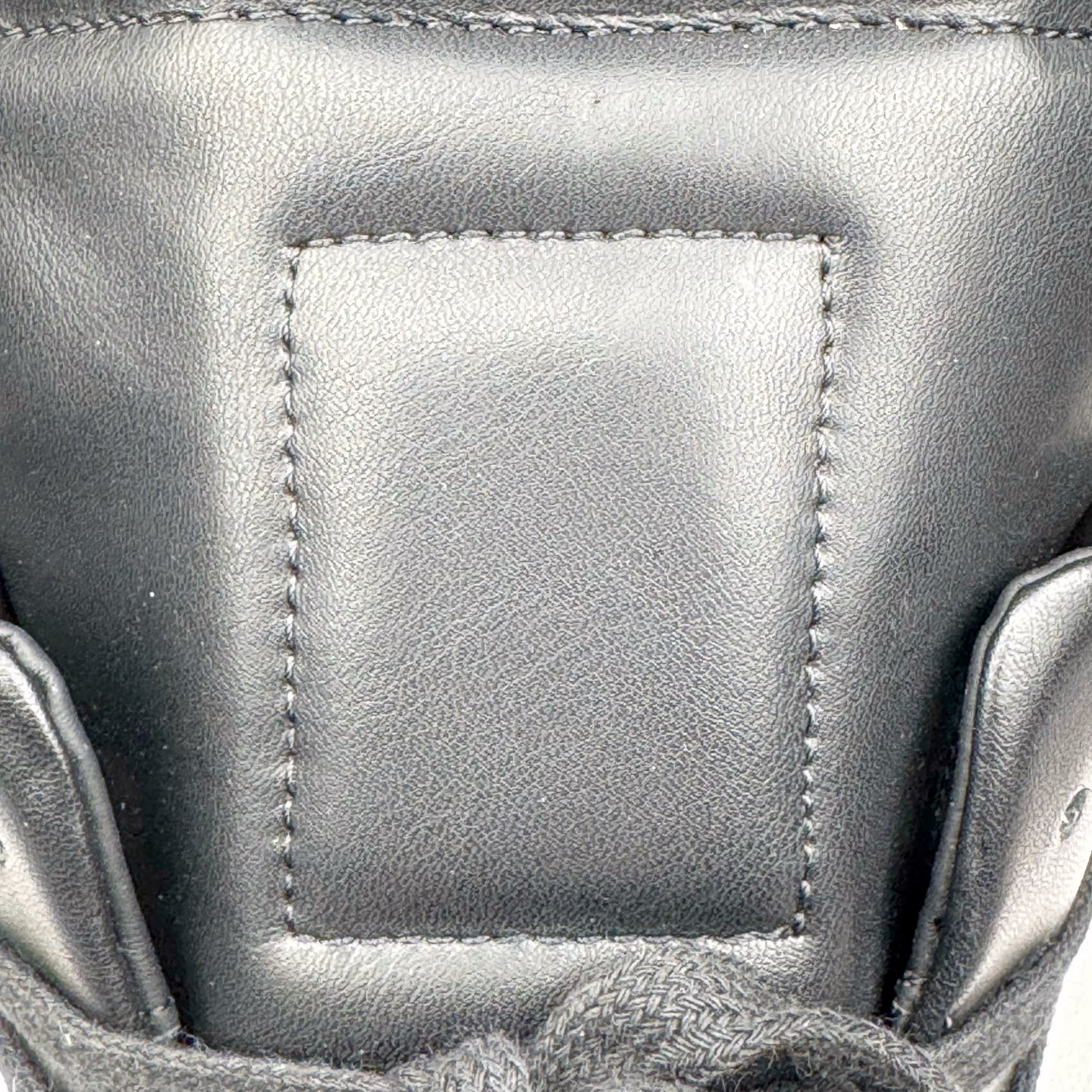 图片[14]-＃DG纯原 Rick Owens Drkshdw 瑞克·欧文斯皮面倒三角高帮时尚厚底运动板鞋 全黑 二级市场已经7K以上 平台客户随意卖四位数 RO广东原厂出品 纯原天花板 原版一比一复刻 冲正绝不翻车 还原度达到百分之98以上 原楦开发纸版版型 ZP拆解原版1：1复模裁片纸版 力求做到0错位 这样才能达到和zp一致的鞋型味道 采用进口cnc数控机床开发对版独家tpu奶香大底 区别于市场所有版本 zp同源全头层粒面小牛皮 达到和zp一致手感 原厂进口细纹布 万邦订购原厂高弹粉红色海绵 内里搭配软质细腻羊皮 TPU高密度大底 软硬度透光度高已经测试和原版一致 尺码：36 37 38 39 40 41 42 43 44 45 46-选品中心