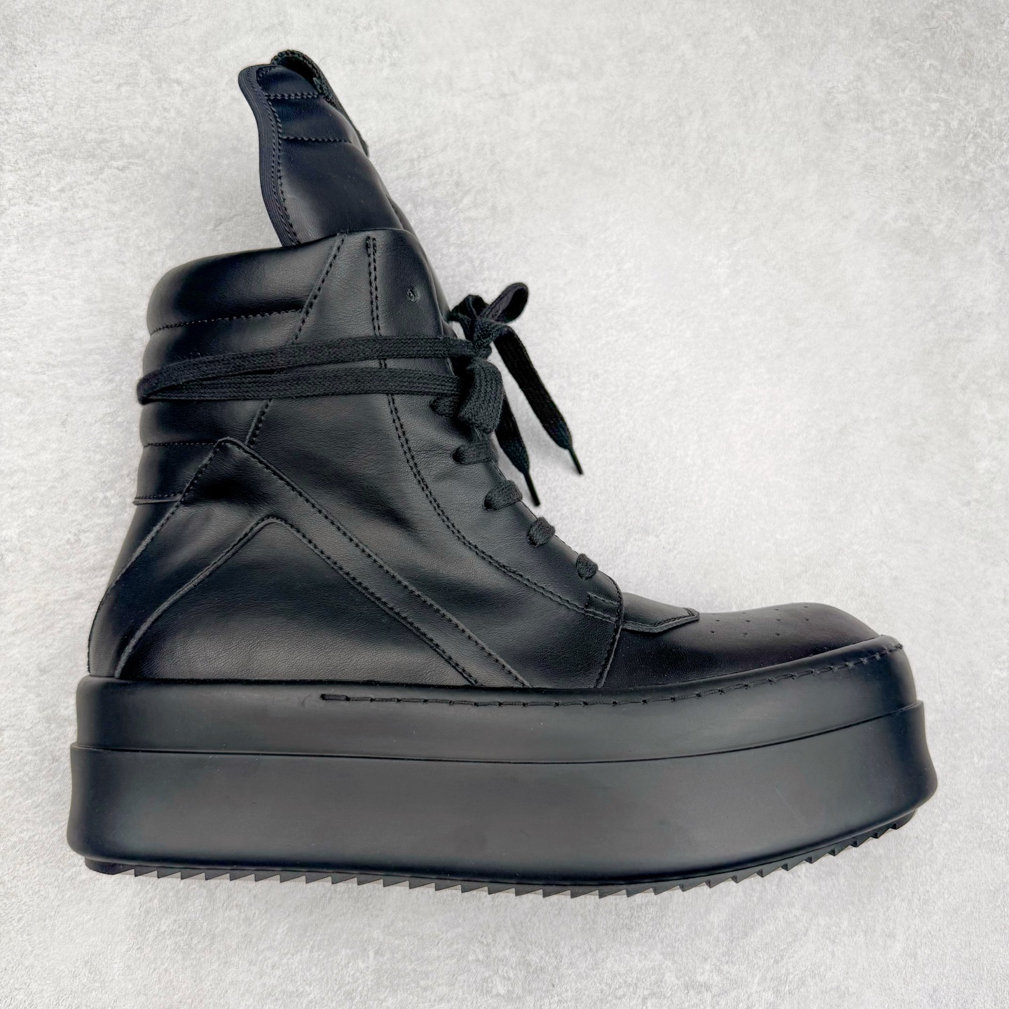 ＃DG纯原 Rick Owens Drkshdw 瑞克·欧文斯皮面倒三角高帮时尚厚底运动板鞋 全黑 二级市场已经7K以上 平台客户随意卖四位数 RO广东原厂出品 纯原天花板 原版一比一复刻 冲正绝不翻车 还原度达到百分之98以上 原楦开发纸版版型 ZP拆解原版1：1复模裁片纸版 力求做到0错位 这样才能达到和zp一致的鞋型味道 采用进口cnc数控机床开发对版独家tpu奶香大底 区别于市场所有版本 zp同源全头层粒面小牛皮 达到和zp一致手感 原厂进口细纹布 万邦订购原厂高弹粉红色海绵 内里搭配软质细腻羊皮 TPU高密度大底 软硬度透光度高已经测试和原版一致 尺码：36 37 38 39 40 41 42 43 44 45 46-选品中心
