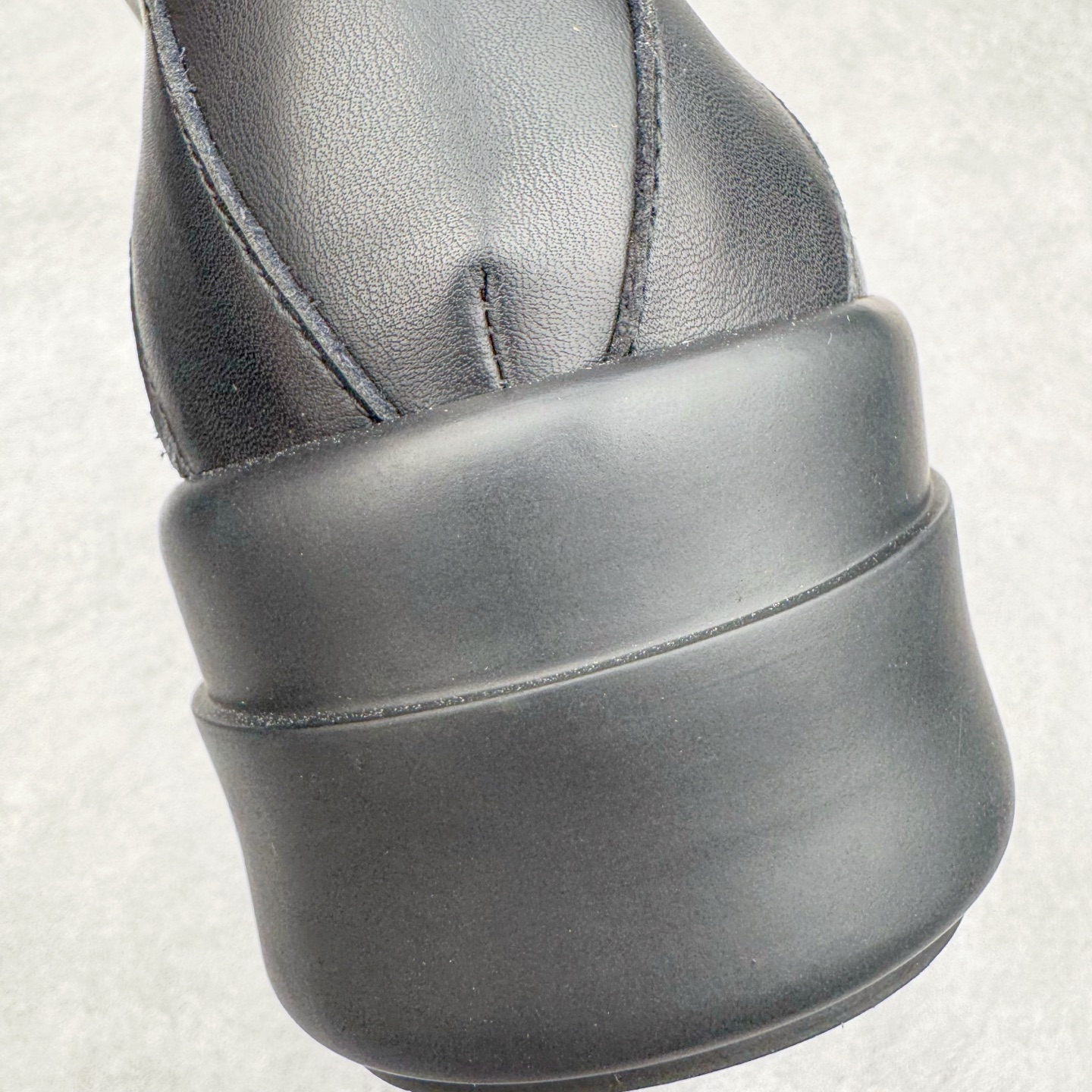 图片[10]-＃DG纯原 Rick Owens Drkshdw 瑞克·欧文斯皮面倒三角高帮时尚厚底运动板鞋 全黑 二级市场已经7K以上 平台客户随意卖四位数 RO广东原厂出品 纯原天花板 原版一比一复刻 冲正绝不翻车 还原度达到百分之98以上 原楦开发纸版版型 ZP拆解原版1：1复模裁片纸版 力求做到0错位 这样才能达到和zp一致的鞋型味道 采用进口cnc数控机床开发对版独家tpu奶香大底 区别于市场所有版本 zp同源全头层粒面小牛皮 达到和zp一致手感 原厂进口细纹布 万邦订购原厂高弹粉红色海绵 内里搭配软质细腻羊皮 TPU高密度大底 软硬度透光度高已经测试和原版一致 尺码：36 37 38 39 40 41 42 43 44 45 46-选品中心