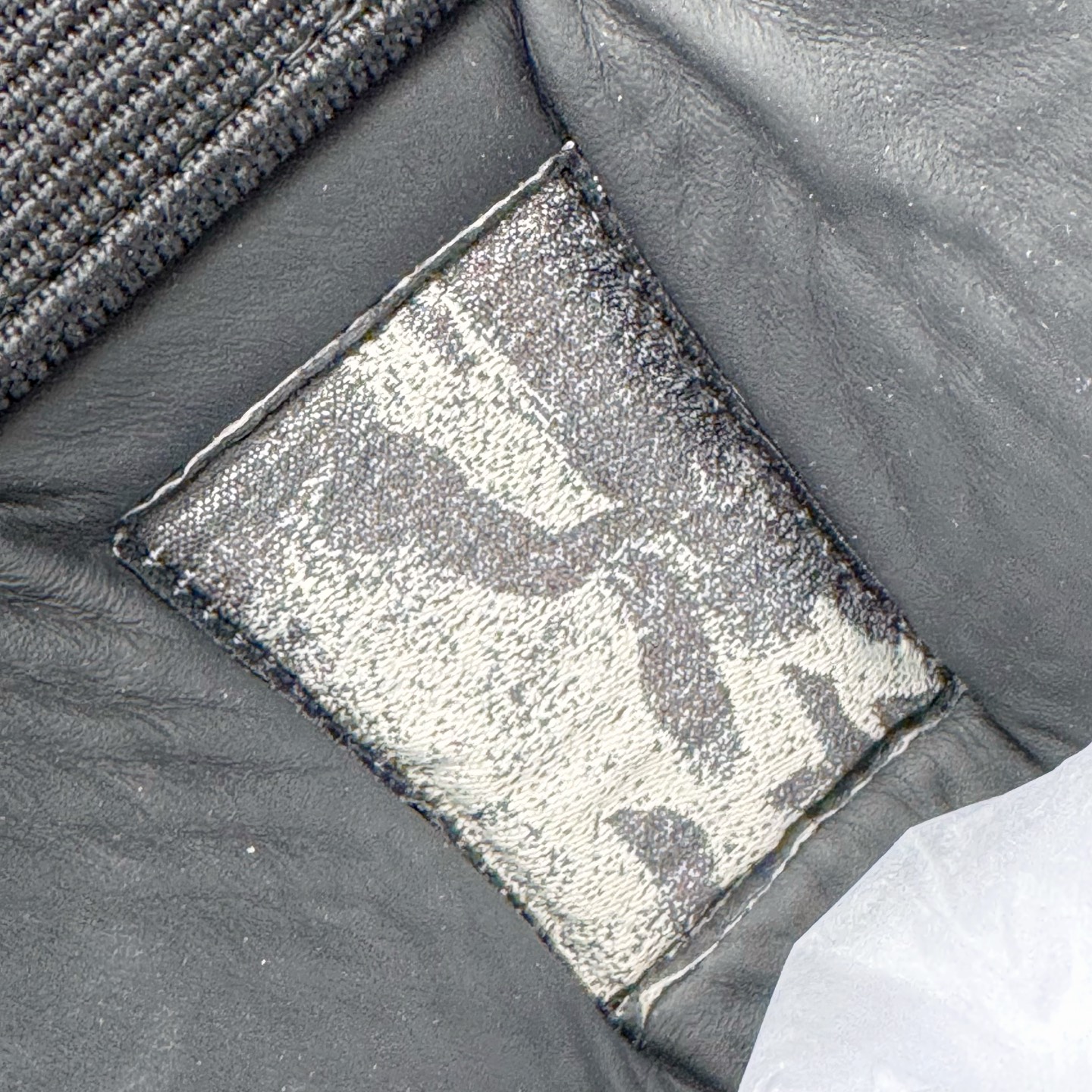 图片[13]-＃DG纯原 Rick Owens Drkshdw 瑞克·欧文斯皮面倒三角高帮时尚厚底运动板鞋 全黑 二级市场已经7K以上 平台客户随意卖四位数 RO广东原厂出品 纯原天花板 原版一比一复刻 冲正绝不翻车 还原度达到百分之98以上 原楦开发纸版版型 ZP拆解原版1：1复模裁片纸版 力求做到0错位 这样才能达到和zp一致的鞋型味道 采用进口cnc数控机床开发对版独家tpu奶香大底 区别于市场所有版本 zp同源全头层粒面小牛皮 达到和zp一致手感 原厂进口细纹布 万邦订购原厂高弹粉红色海绵 内里搭配软质细腻羊皮 TPU高密度大底 软硬度透光度高已经测试和原版一致 尺码：36 37 38 39 40 41 42 43 44 45 46-选品中心